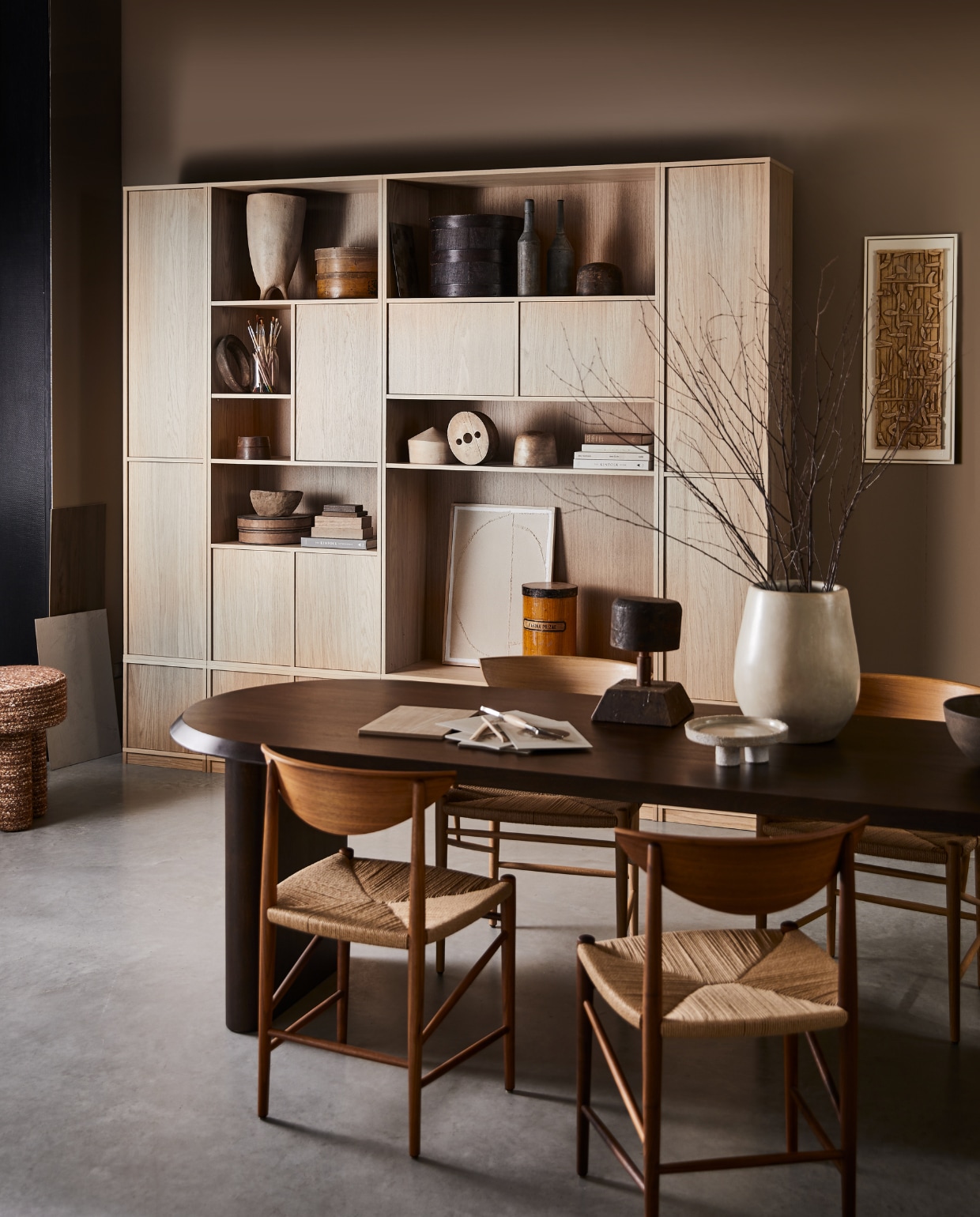 Kast Modulair zoals afgebeeld 267x40x243 cm (bxdxh) € 3372,-. M.m.v. vtwonen.nl (eettafel Ellips van vtwonen, verkrijgbaar vanaf februari 2023), andtradition.com (eiken eetkamerstoelen Drawn), reliefart.nl (schilderij op wand van Sintia Liefveld), prinsheerlijk- antiek.nl (houten hoedenmallen, houten opbergdozen, tinnen flessen), urbannatureculture.com (schilderij in kast, grote vaas links in kast, plateau op poten), edha-interieur.nl (poef), householdhardware.nl (tadelakt vaas op tafel), pure-original.com (muurverf Cubist Grey). Overig privébezit.