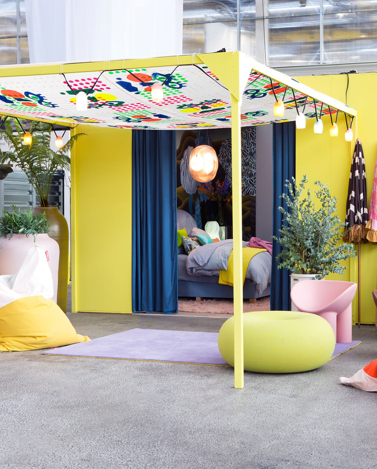 Gele verf buitengevel Googoosh, prijs op aanvraag. IJm Multikleur zonnedoek Banier Big Blush Crazy Colours, prijs op aanvraag. Diedshop Pastelkleurige keramieken potten XXL, prijs op aanvraag Lex Pott. Alle planten en bloemen By Dennis .Tweekleurige katoenen zitzakken Slim Pop € 259,- Fatboy Effen katoenen zitzakken Original Stonewashed € 239,- Fatboy Katoenen strandstoelen € 98,- Weltevree Glazen lichtslinger € 379,- Weltevree Polyester parasols, vanaf € 319,- HKliving Lichtgrijze plantenbak op pootjes, vanaf € 645,- De klein en van Hoff Gekleurd kussen met tekst Love € 49,- Diedshop Kussens met gezichten van ArtCushion, vanaf € 45,- Diedshop Kunststoffen kuipstoelen in roze en bruin Roly Poly, per stuk € 495,- Ted Amsterdam Groengele wollen donut-poef van Sabine Marcelis x Hem € 1799,- Ted Amsterdam Wollen vloerkleden in lila en roze, 170×240 cm, per stuk € 475,- Polspotten Abstracte schilderijen, vanaf € 495,- HKliving Glazen spiegelobject aan de wand, prijs op aanvraag Sodalime