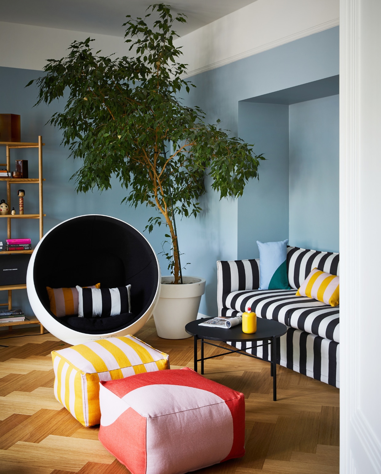 Bank, kussens en poefen Hakola x Vuokko. Bolstoel Ball Chair Eero Aarnio.