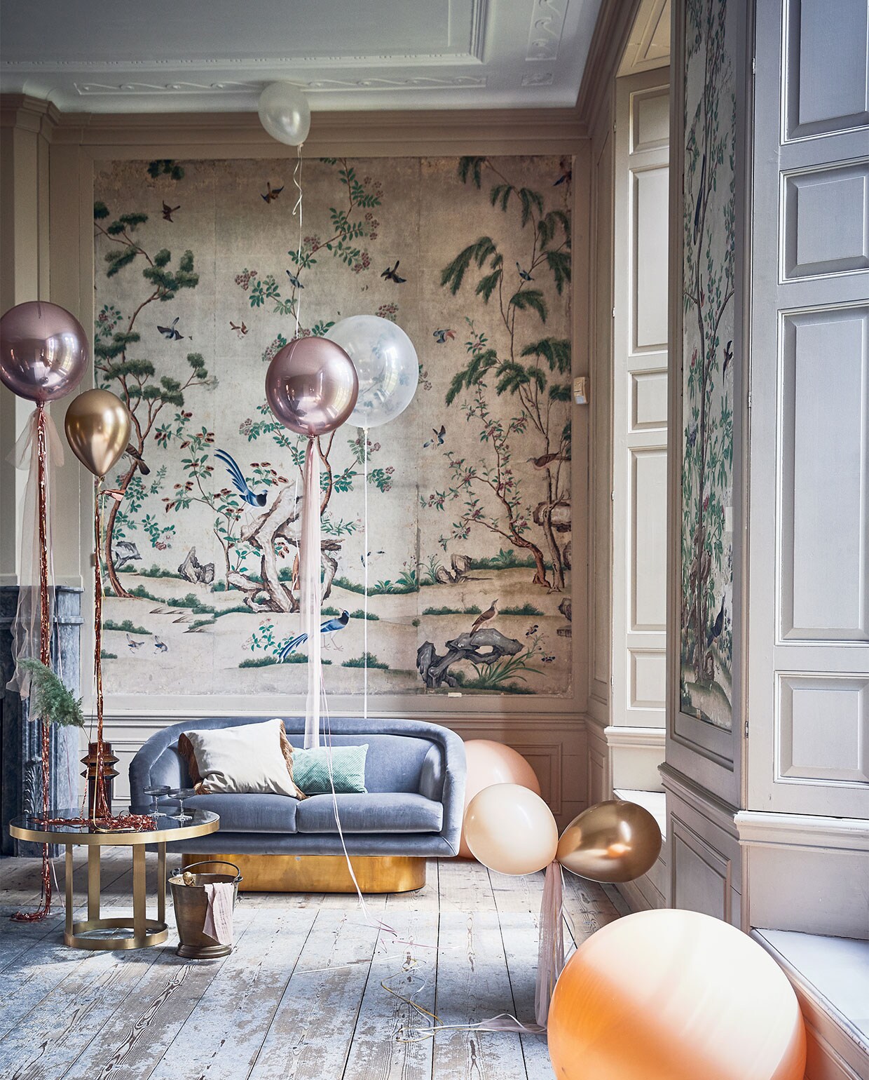 Ballonnen prijs op aanvraag partyballoon.nl). Tule per meter € 5,- (boerenbonthal.nl). Franjegordijn € 9,95 (slinger.nl). Glazen salontafel 45×80 cm € 578,-, vaas € 42,50, fluwelen kussen met franjes € 46,20 (nordal.eu). Groen kussen € 34,95, grijze champagneglazen met ribbel van Ferm Living per 2 € 39,- (vtwonen.be). Zilvergrijze fluwelen bank van Jonathan Adler vanaf € 3545,- (ankevangoor.com). Champagnekoeler prijs op aanvraag (iblaursen.dk).