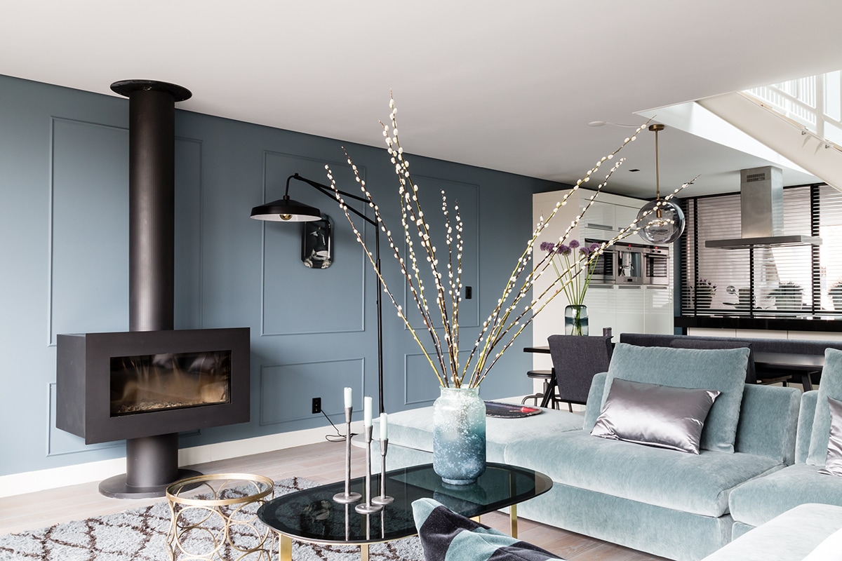 beeld vtwonen woonkamer gekleurde wand en zetel zwarte kachel salontafel katjestak Flexa kleurtester