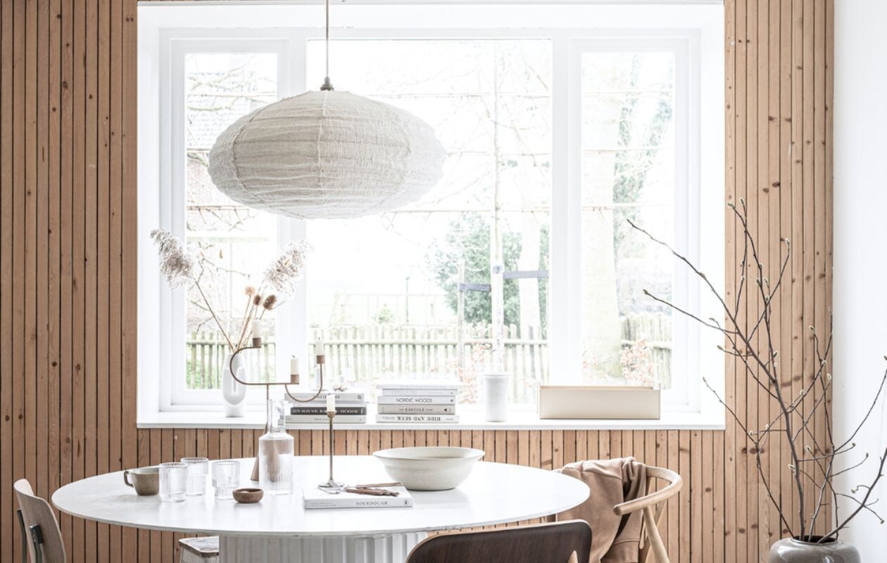 Teak- en eikenhouten eettafel Palais Royal van Asplund, 130×73 cm (Øxh) € 4116,-, hoogglans roze gelakte Thonet stoel nr 118 € 556,-, Thonet stoel 215R € 840,20, lichte houten stoel Elbow met leren zitting van Carl Hansen € 982,- (misterdesign.nl). Hanglamp Nelson Ball Bubble van Hay, Ø 68 cm € 758,-, vaas Connor van Bloomingville € 49,90 (vtwonen.be). Stukken hout ter decoratie, prijs op aanvraag (fijnhout.nl). Vaas in keuken € 45,-, kan € 39,95 (zarahome.com). Houten schaal van Zanat € 367,- (kasstoor.nl). Bekers Arcs per 2 € 39,- (bolia.com). Schilderij onderdeel van een tweeluik, prijs op aanvraag (tessaderijk.com). JA | vtwonen special 09-2020 | styling Kim van Rossenberg | fotografie Sjoerd Eickmans