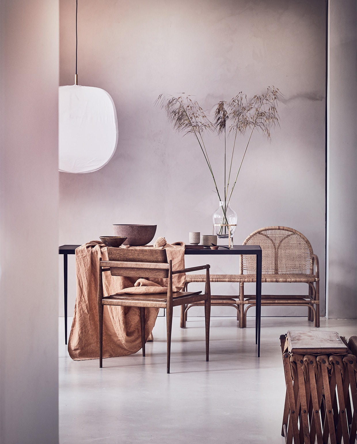 Tafel van staal en leer, 120x70x76 cm (lxbxh) vanaf € 800,-, houten stoel € 675,- (paullelieveld.com). Tafellaken van gewassen linnen € 160,-, Japans theezeefje van bamboe € 17,50, handgemaakte lepel van rozenhout € 10,95, vaas van glas en messing € 105,-, koffiebeker van keramiek € 18,-, kom, schaaltje van keramiek, vouwrek (pantoufle-design.nl). Rotan bank, 125x50x86 cm € 622,- (nordal.eu). Handgemaakte kom uit Marokko € 22,50 (householdhardware.nl). Hanglamp van katoen en messing vanaf € 350,- (couleurlocale.eu). Schaal privébezit. JA | vtwonen 09-2018 | styling Cleo Scheulderman | fotografie Jeroen van der Spek