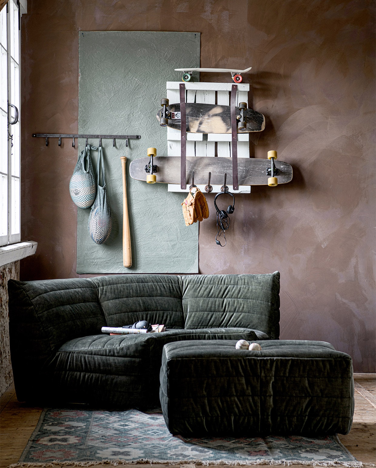 Kalkverf CC054 Truffel, per liter € 59,70 (cartecolori.nl). Velvet hoekelement Bag van Woood, 200x92x75 cm (bxdxh) € 999,-, velvet hocker Bag van Woood, 160x90x75 cm (bxdxh) € 299,- (basiclabel.nl). Vloerkleed Vestervig, wol en katoen, 160×230 cm € 249,-(ikea). Kapstok Factory van Raw Materials Amsterdam € 22,95, leren riemen aan pallet € 19,80, ijzeren haken aan pallet dubbel XL, per stuk € 4,95 (loods5). Katoenen nettas, 35×35 cm per stuk € 7,95 (dille-kamille.nl). Overig privébezit. vtwonen 02-2023 | styling Marit Saladini | fotografie Louis Lemaire | assistentie Ayah Aouladali, Rogier Punter | met dank aan combitex (com-anders.nl)\n