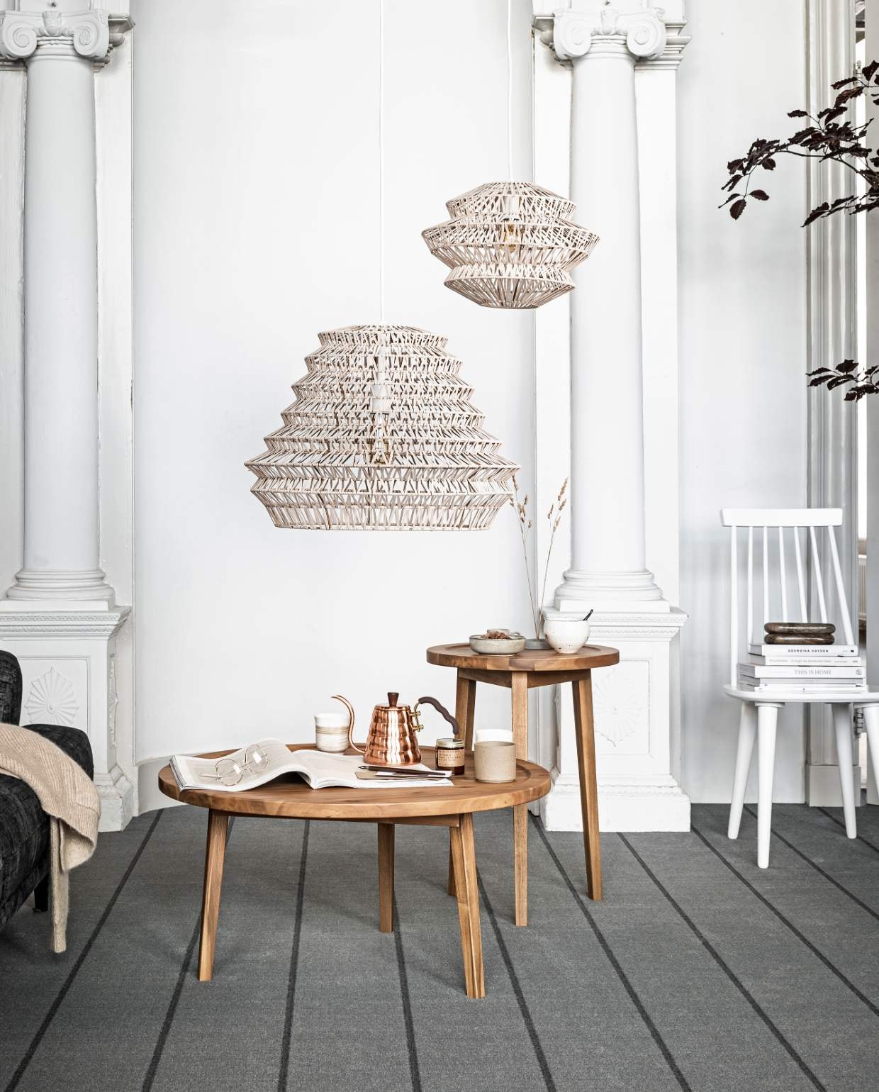 Basic woonstijl: wit interieur met grote hanglamp en houten tafels styling Kim van Rossenberg | fotografie Sjoerd Eickmans