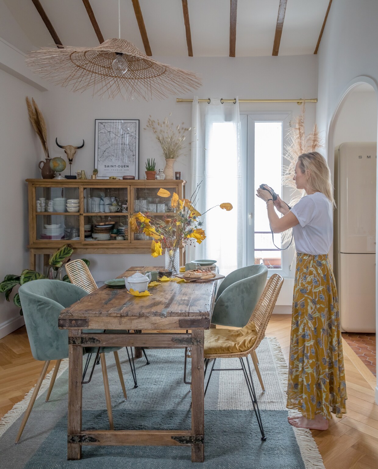 Tafel uit India antiekwinkel. Velvet stoelen Søstrene Grene. Rotanstoelen en lamp Maisons du Monde. Vitrinekast La Redoute. Koelkast Smeg. Overig onbekend. NEE | vtwonen binnenkijken special 121-2022 | Productie en styling Marie Maud Levron | Fotografie Cecile Perrinet-Lhermitte | Tekst Anne Catherine Scoffoni | Tekstbewerking Monique Butter