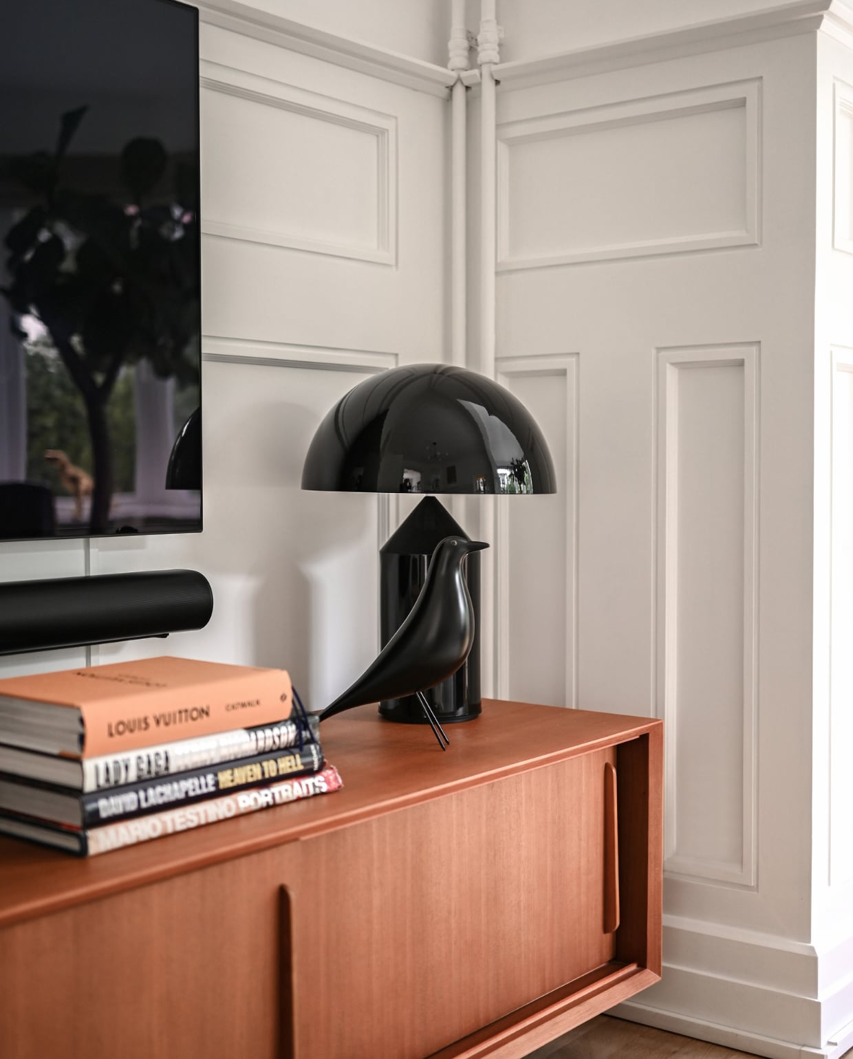Dressoir Furnified. Eames-vogel Vitra. Lamp Atollo van Oluce.