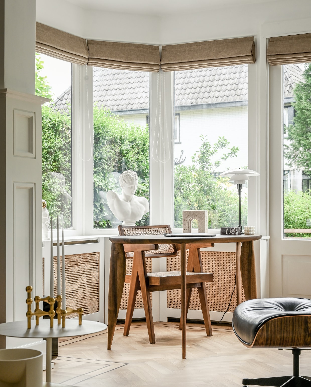 Bureau Ferm Living. Stoel Detjer. Bureaulamp Louis Poulsen. Gordijnen Veneta. Radiatorombouw Wood Operation. Buste Creator Items. Travertin boog Archus en marmeren schaaltje op bureau Stoned. Witte bijzettafel &amp;Tradition. Kandelaar Stoff. Keramieken vaas Kuru van Iittala. Fauteuil Marktplaats-vondst.