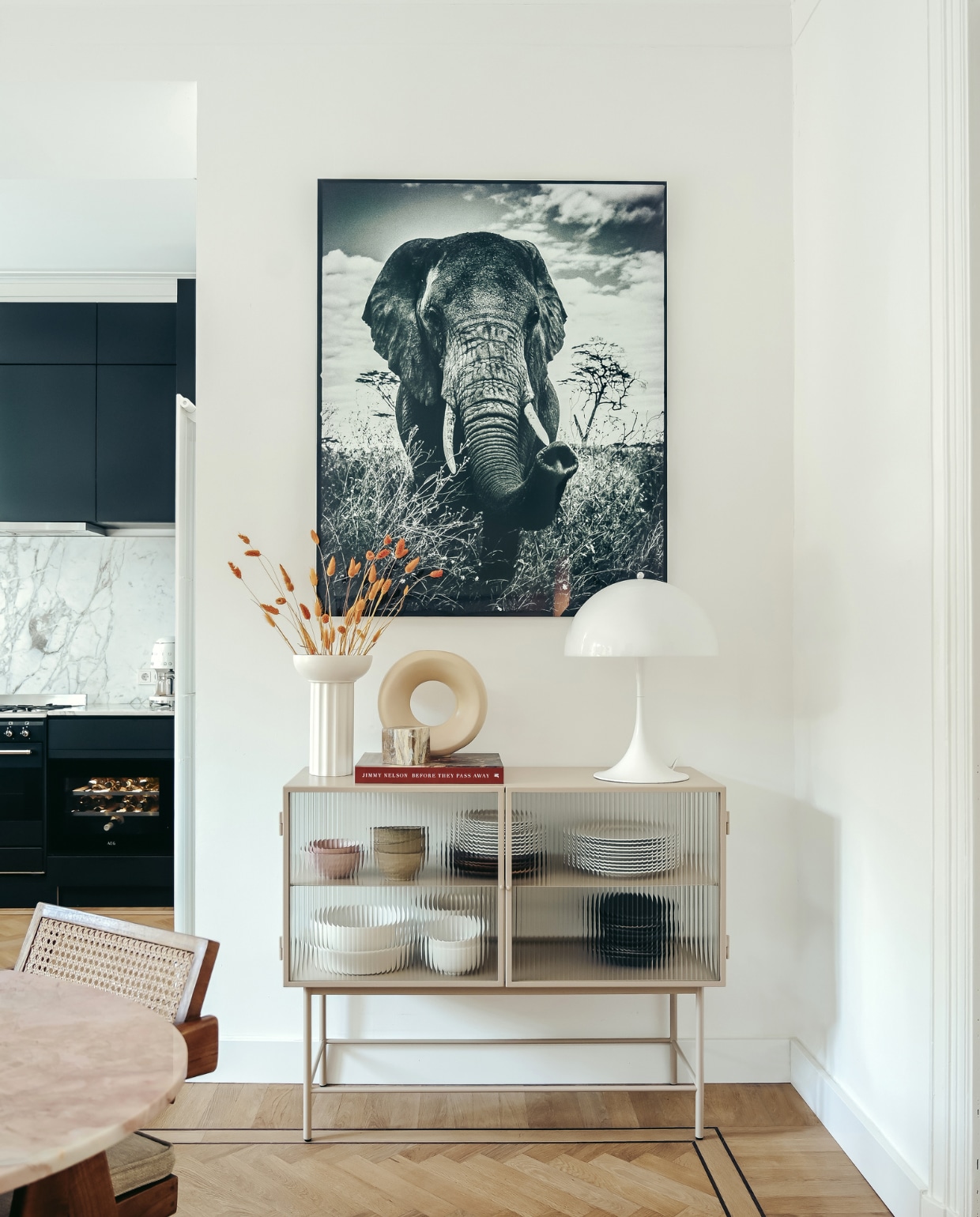 Dressoir Haze van Ferm Living. Vazen HKliving, marmeren blok Stoned. Tafellamp Panthella van Louis Poulsen. Foto olifant Laurent Baheux via YellowKorner. Overig onbekend.