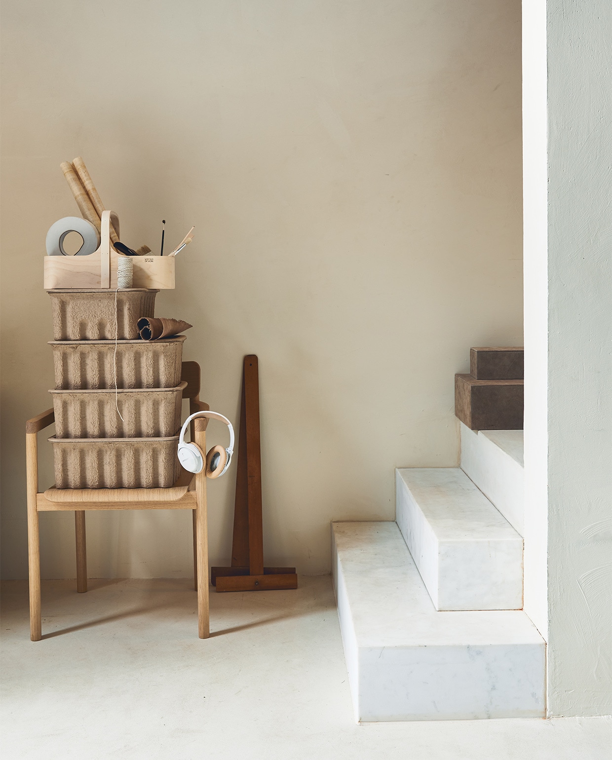 Stapelbare dozen van gerecycled karton, per 2 vanaf € 25,- (fermliving.com). Koptelefoon met geluidsdemping Bose Soundlink € 159,95 (bol.com). Vintage linialen vanaf € 25,- (neeflouis.nl). Houten stoel Post van Fredericia € 843,-(designtales.nl). Houten opbergkist met handvat Verso Koppa Tool Box € 85,- (nordicnew.nl). Suède dozen, set van 3 € 110,- (nordal.eu). Overig privébezit.