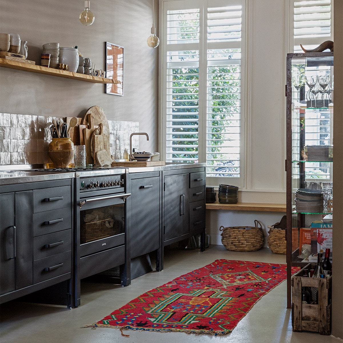 Bamboe jaloezieën Raamdecoratie, spiegels Ikea. Verouderd messing kranen Hotbath en wandmeubel Solid Surface via Sanitairwinkel. Kleed, hanglampen en kruk HKliving. Overig onbekend.
