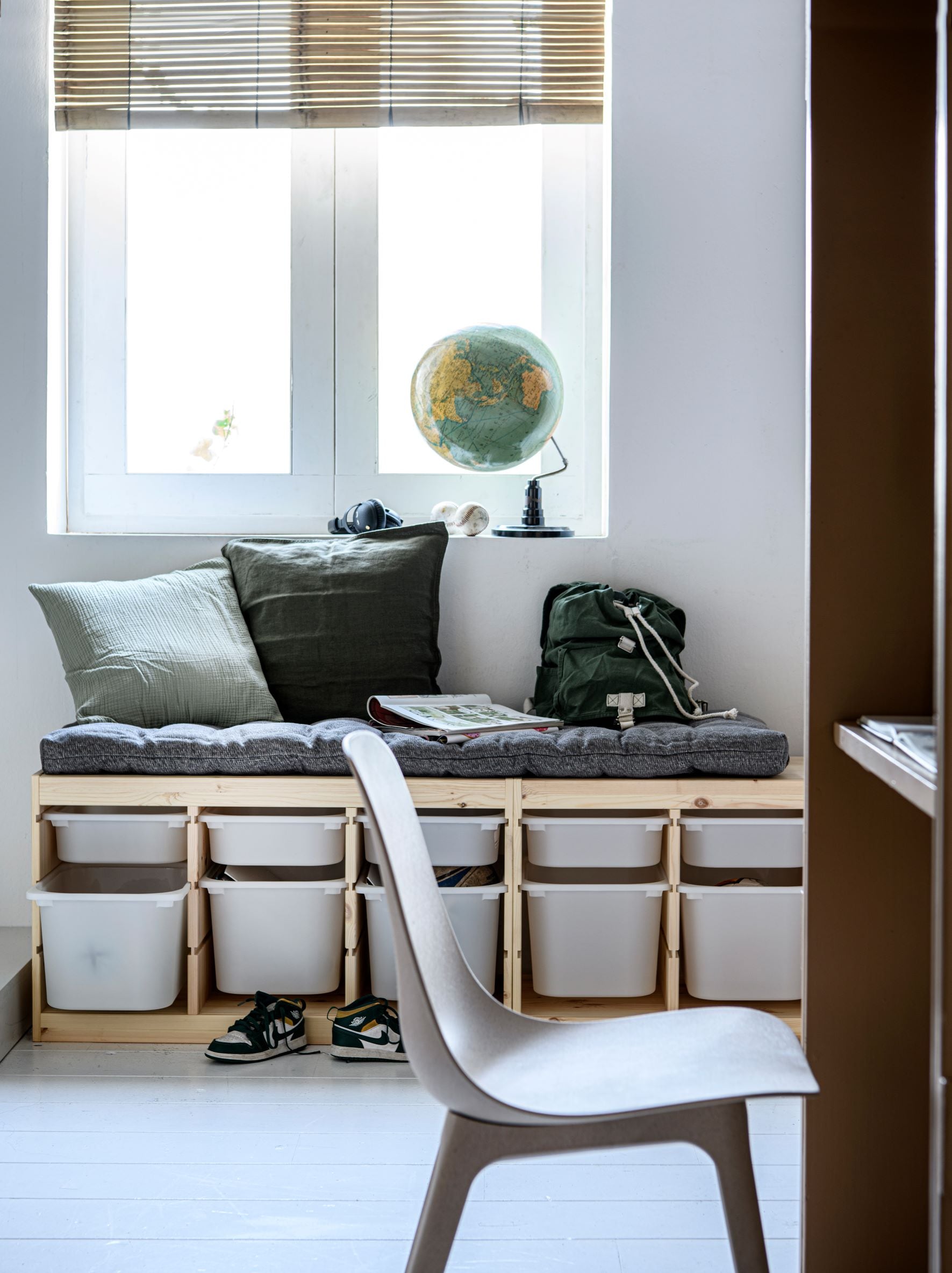 Gebeitst grenenhouten opberg­combinatie Trofast met plastic bakken, 93x44x52 cm (bxdxh) per stuk € 111,95, eetkamerstoel Odger, mix van hout, kunststof en composiet € 79,95 (ikea). Groen mousseline kussen, biologisch katoen, 45×45 cm € 29,94, biologisch katoenen rugzak € 29,95 (dille-kamille). Legergroen linnen kussen, 50×50 cm € 12,99, grijs zitkussen, 50×160 cm € 79,99 (hm.com). Overig privébezit.