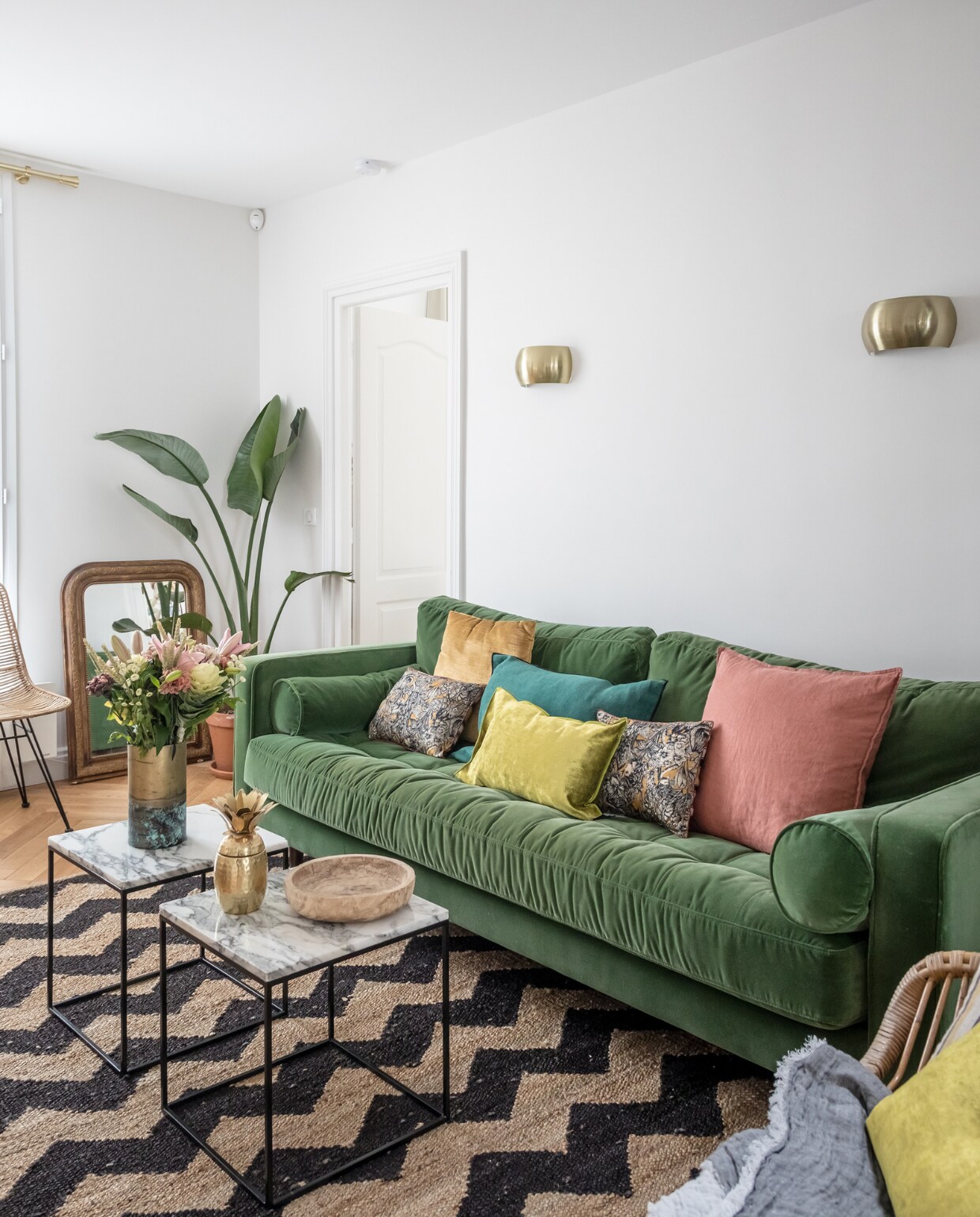 Bank Made. Kussens Le Monde Sauvage en Maison de Vacances. Salontafels en wandlampen La Redoute. Stoel Leboncoin. Overig onbekend. NEE | vtwonen binnenkijken special 121-2022 | Productie en styling Marie Maud Levron | Fotografie Cecile Perrinet-Lhermitte | Tekst Anne Catherine Scoffoni | Tekstbewerking Monique Butter