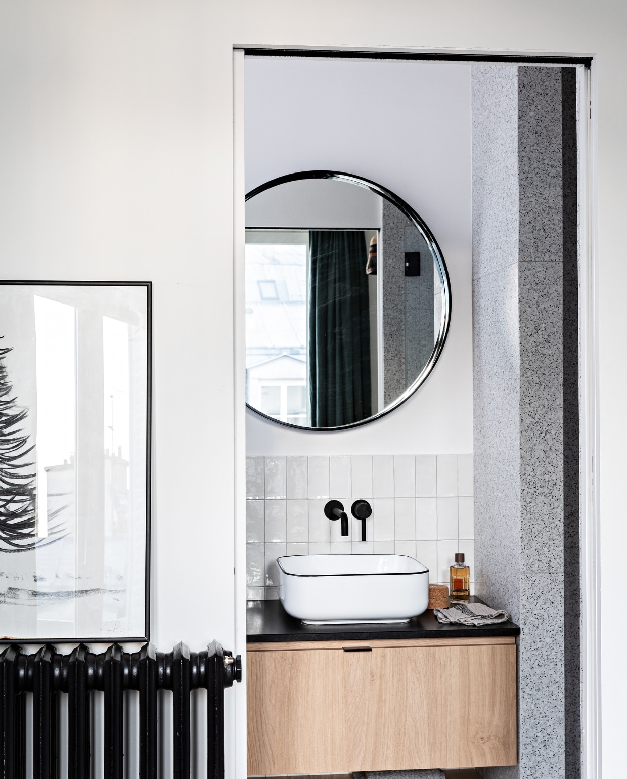 Wastafel en kraan Saniclear. Zelliges Tegelinfo. Spiegel Xenos (alles soortgelijk). vtwonen 12-2022 | styling Marie-Maud Levron | fotografie Yann Deret | tekst Anne-Catherine Scoffoni | tekstbewerking Christine van der Hoff
