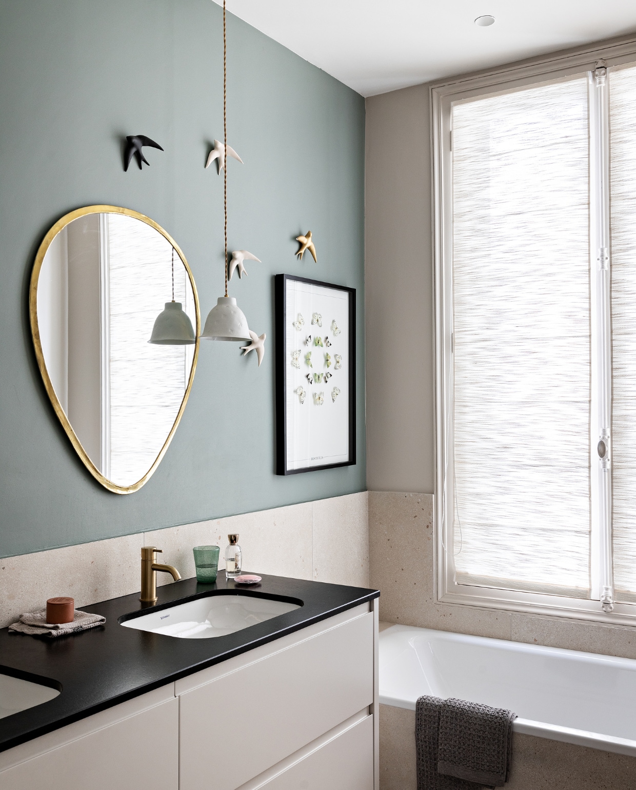 Spiegel Mona Market. Terrazzotegels Arte Casa Carrelage. Kraan Hotbath. Porseleinen hanglamp Manufactum. Gordijnen Cmo Paris. Verfkleur Sea Nor Sky van Paint Library London. Overig onbekend. vtwonen 12-2022 | styling Marie-Maud Levron | fotografie Yann Deret | tekst Anne-Catherine Scoffoni | tekstbewerking Christine van der Hoff