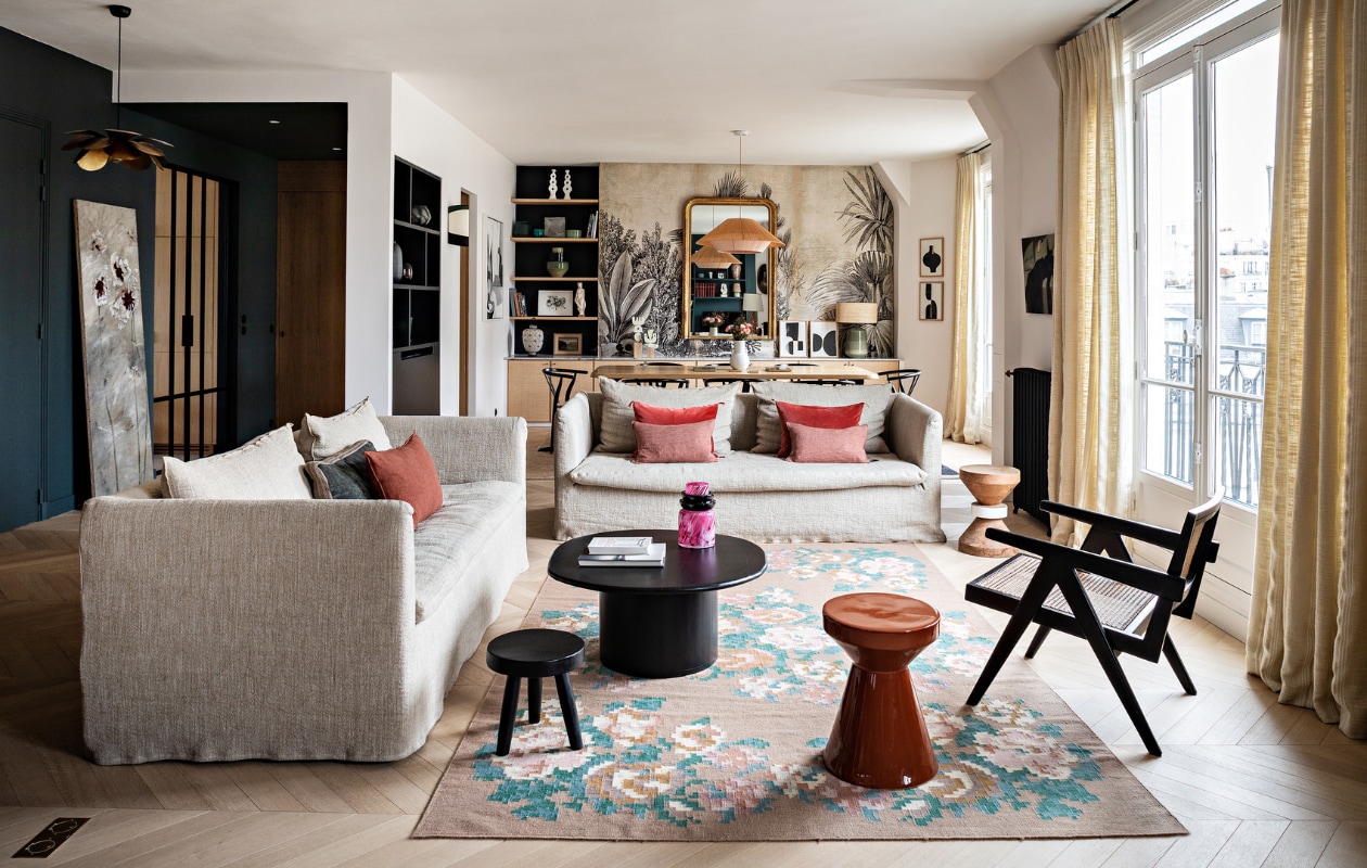 Bank en kussens Maison de Vacances. Overige kussens Caravane. Salontafel en terra kruk La Redoute. Zwarte kruk The Corner Studio. Kleed Le Monde Sauvage. Vergelijkbare zwarte fauteuil Casa Gitane. Gordijnstof Elitis. Overig op volgende pagina’s. vtwonen 12-2022 | styling Marie-Maud Levron | fotografie Yann Deret