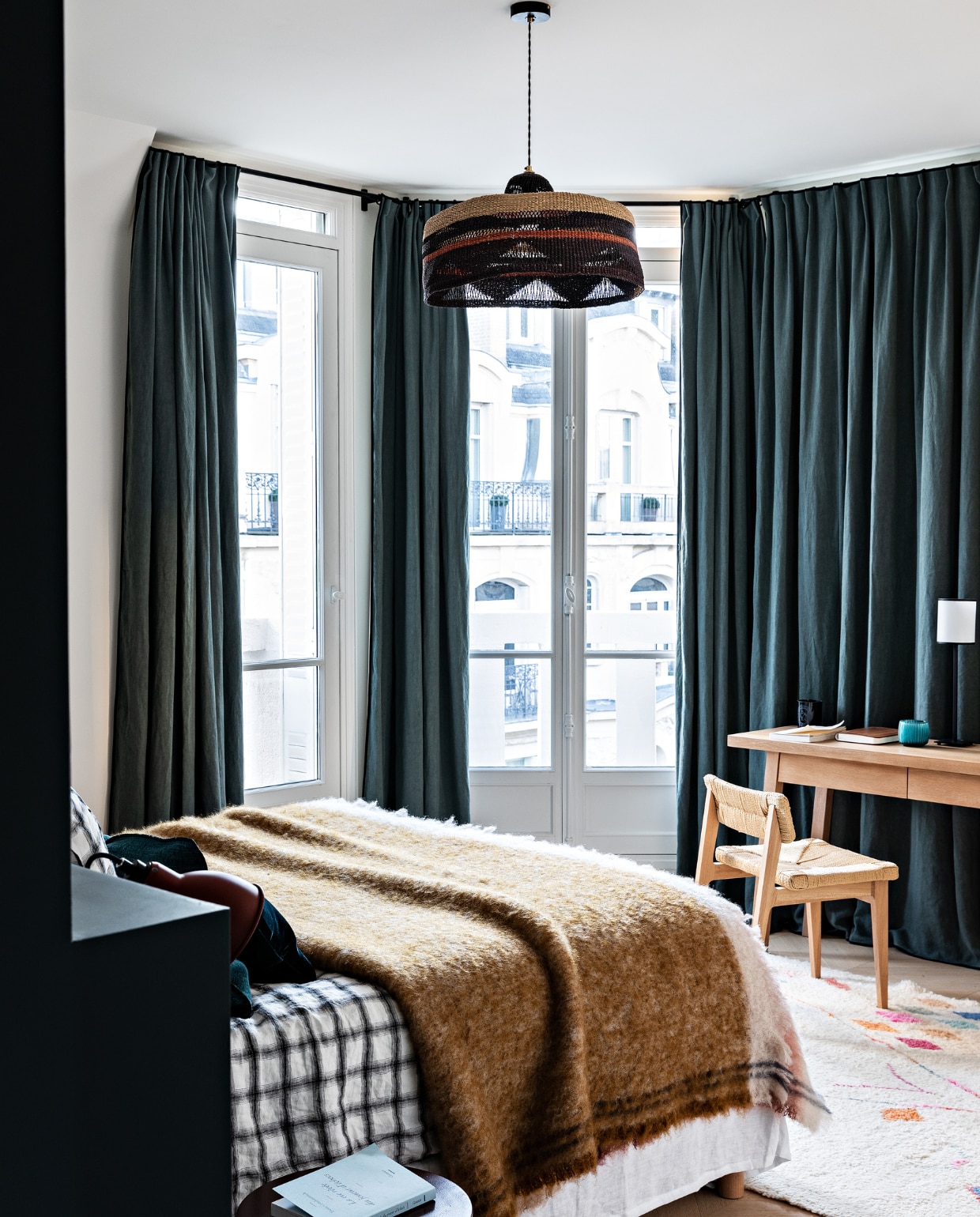 Gordijnen Maison de Vacances. Plaid Le Monde Sauvage. Hanglamp Golden Editions. Bureaustoel La Redoute. Vergelijkbaar bureau van Vestbjerg via vtwonen. Kleed uit Marokko. vtwonen 12-2022 | styling Marie-Maud Levron | fotografie Yann Deret | tekst Anne-Catherine Scoffoni | tekstbewerking Christine van der Hoff