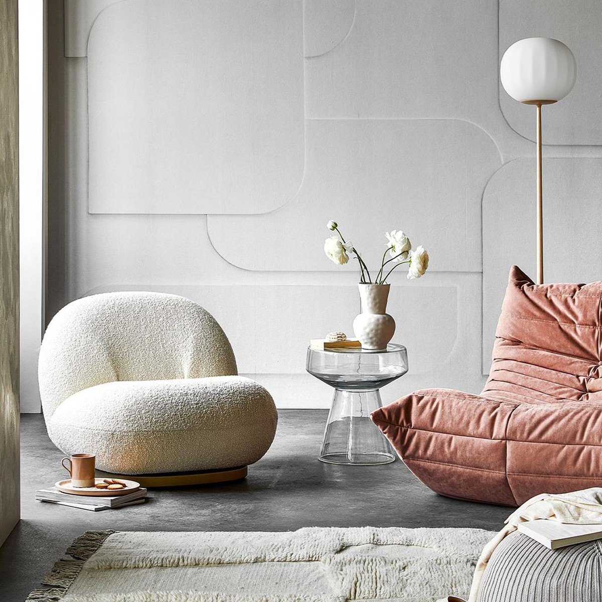 Digitaal behang Soft 3D light grey, 6 banen van 280×50 cm, totaal (lxb) 280×300 cm € 149,-. M.m.v. kasstoor.nl (witte fauteuil, roze fauteuil, vloerlamp), homestede.nl (houten dienblad, poef), paviljoennoord.com (mok, shirt), loods5.nl/design (glazen bijzettafel), zara.com (vaas, schoenen), hm.com (vloerkleed), pure-original.nl (muurverf Freso in kleur Sea Salt). Overig privébezit. vtwonen 05-2021 | productie Tanja Saarberg | styling Danielle Verheul | fotografie Peggy Janssen | assistentie Niels Kist, Danique van Rijn