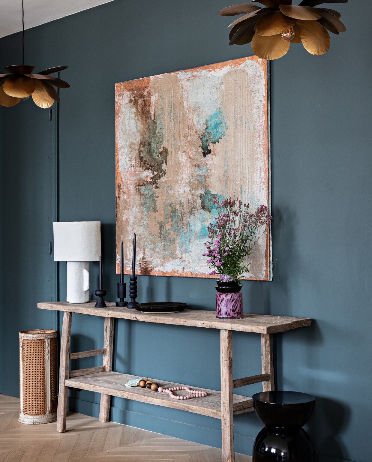 Vergelijkbare verfkleur Denim van Carte Colori. Hanglampen Caravane. Vergelijkbare consoletafel Raw Materials. Vergelijkbare lamp Boet-Stijl. Vergelijkbare kandelaars Basiclabel. Vergelijkbare kruk Pols Potten. Overig onbekend. vtwonen 12-2022 | styling Marie-Maud Levron | fotografie Yann Deret | tekst Anne-Catherine Scoffoni | tekstbewerking Christine van der Hoff