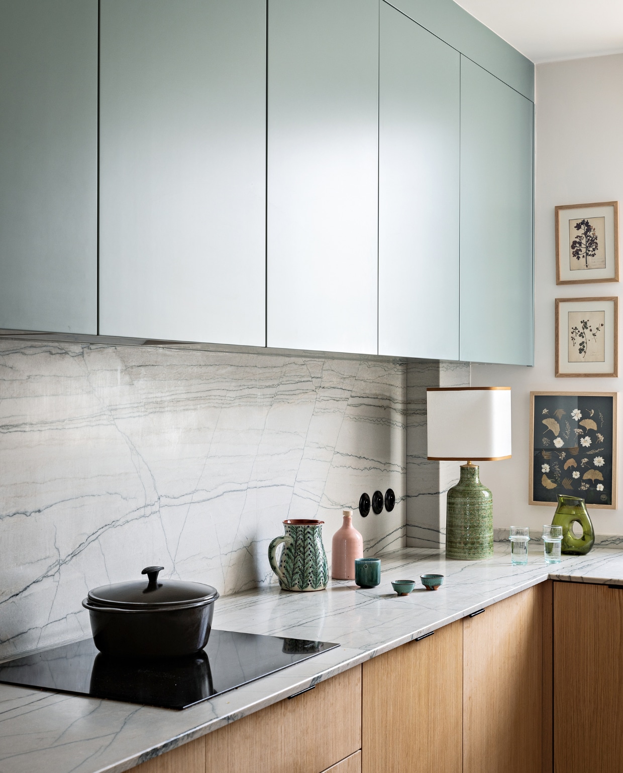 Keuken maatwerk, vergelijkbare verfkleur Tea With Florence 310 van Little Greene. Lamp Maisons du Monde. Soortgelijke braadpan vtwonen. Vazen, kannen en kunst vintage. vtwonen 12-2022 | styling Marie-Maud Levron | fotografie Yann Deret | tekst Anne-Catherine Scoffoni | tekstbewerking Christine van der Hoff