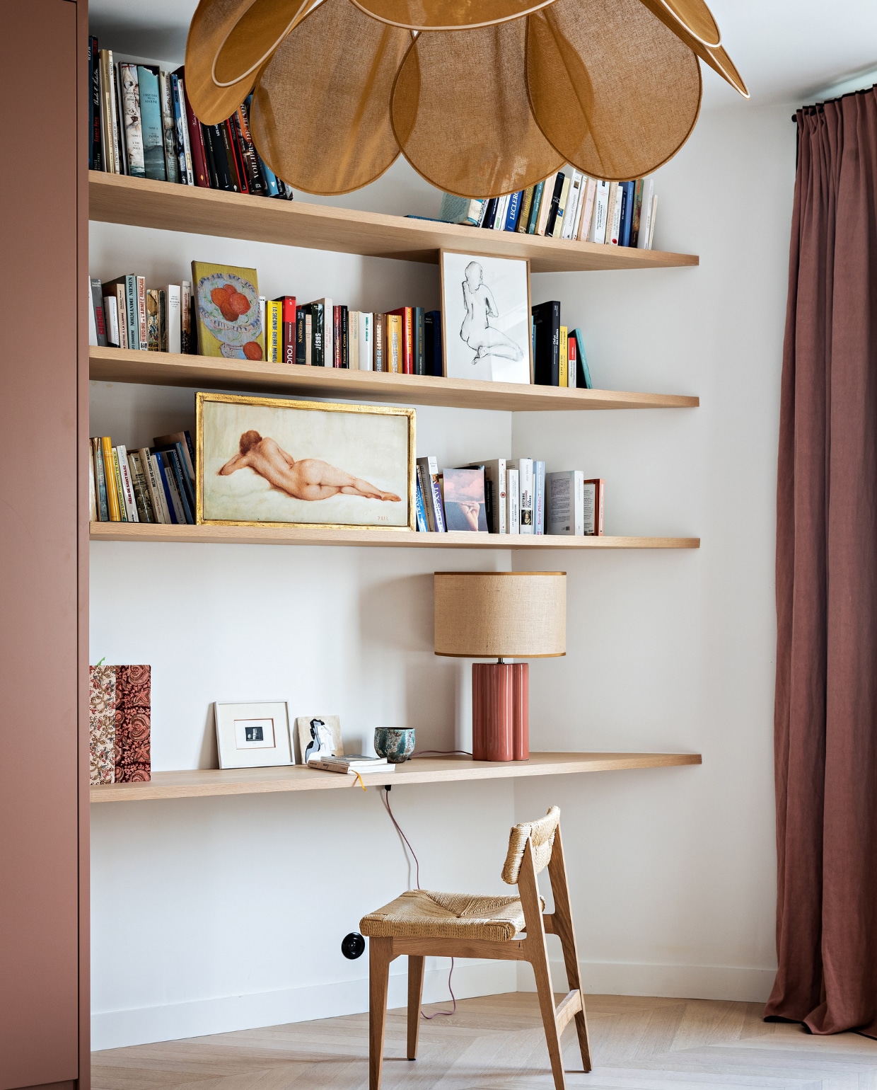 Bureaustoel La Redoute. Tafellamp The Socialite Family. Hanglamp Georges. Gordijnen Maison de Vacances. Overig onbekend. vtwonen 12-2022 | styling Marie-Maud Levron | fotografie Yann Deret | tekst Anne-Catherine Scoffoni | tekstbewerking Christine van der Hoff