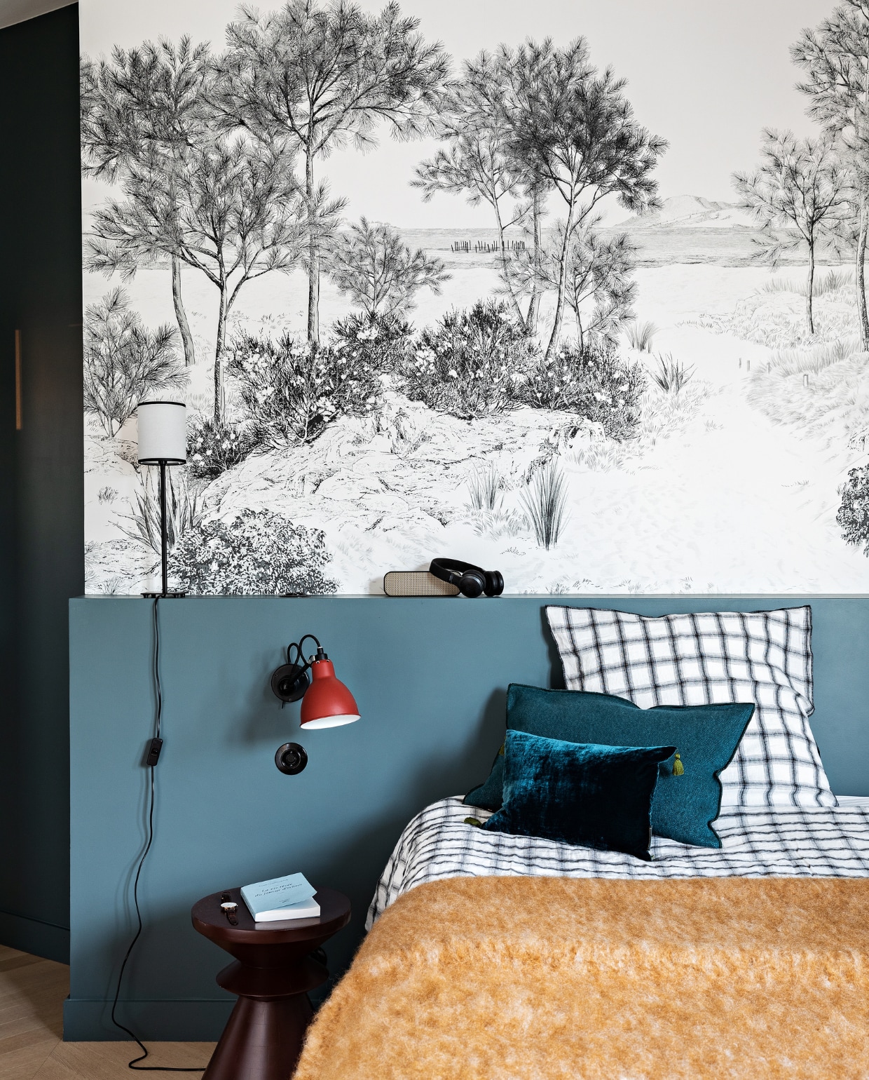Verfkleur Inchyra Blue van Farrow &amp; Ball. Behang Isidore Leroy. Rode lamp Gras. Soortgelijke bijzettafel Pols Potten. Overig onbekend. vtwonen 12-2022 | styling Marie-Maud Levron | fotografie Yann Deret | tekst Anne-Catherine Scoffoni | tekstbewerking Christine van der Hoff