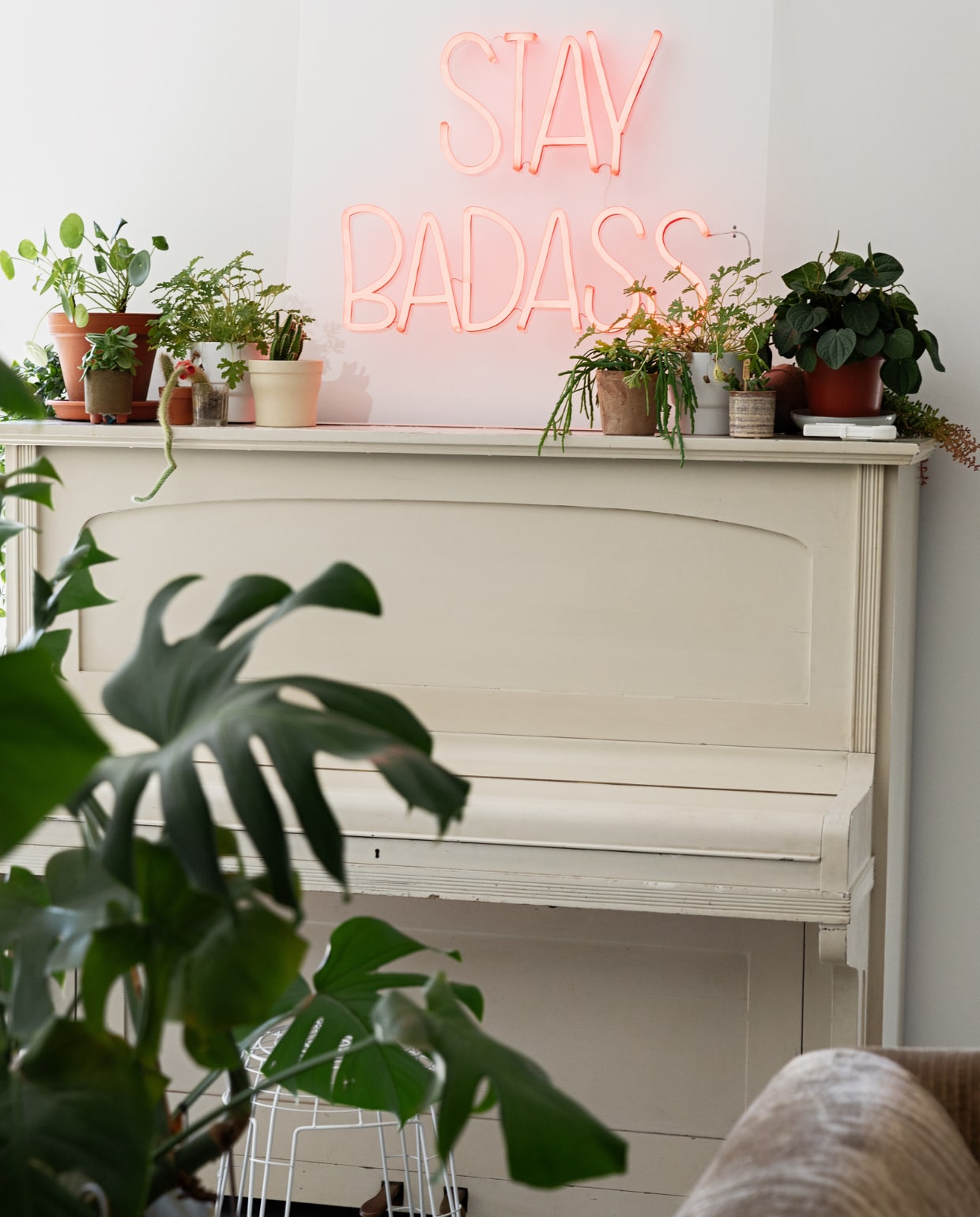 Muurkleur Ral 9016, neonlamp Bold Monkey, potten en planten Intratuin en kringloop. Piano Marktplaats.