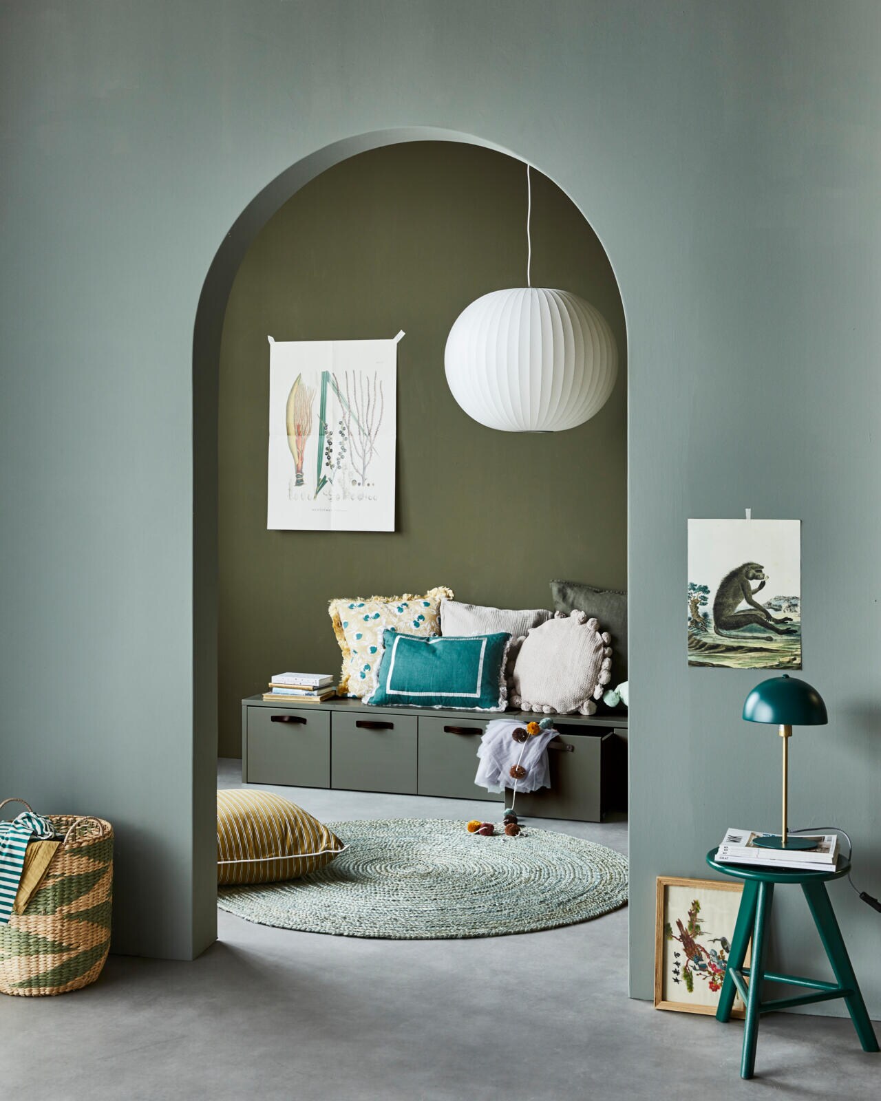 vtwonen.nl (lamp van Hay, mand van Bloomingville, vloerkleed van Kave Home, kussen met kwastjes van Bloomingville, stalamp van Leitmotiv), palais.com (oker gestreept kussen, zeegroen kussen, geel gedessineerd kussen), neeflouis.nl (kruk), zarahome.nl (groen kussen, ecru kussen), hm.com (slinger, kussen met pompons), flo4kidz.nl (kleding), karwei.nl (muurverf Camouflage van vtwonen op de achterste wand, muurverf Soap van vtwonen). Overig privébezit. vtwonen 04-2020 | Styling Cleo Scheulderman, fotografie Jeroen van der Spek