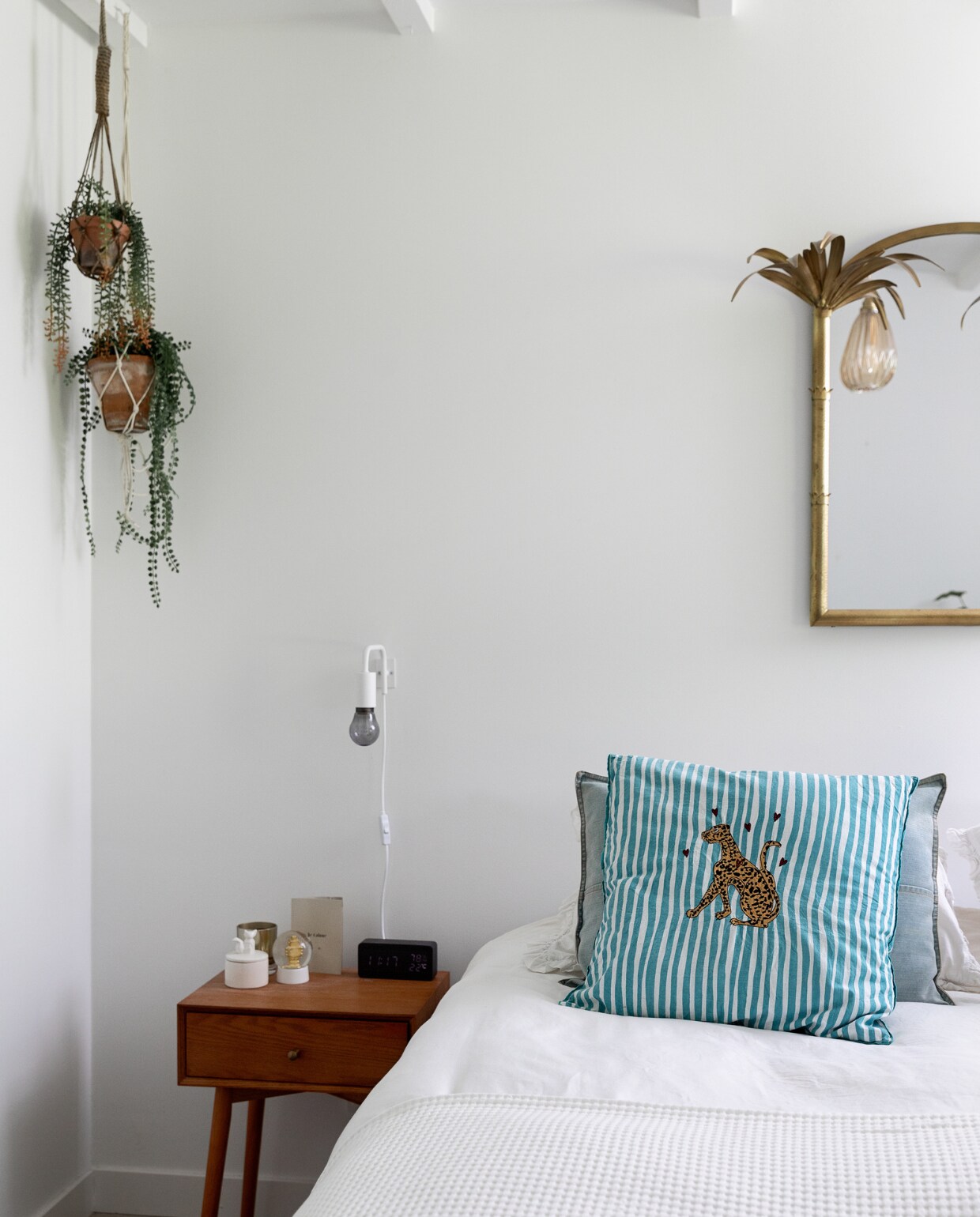 Hangpotten Intratuin, spiegel en kussens Anna + Nina, nachtkast Jysk, bed Swiss Sense, beddengoed Wehkamp, hanglamp Jotex.