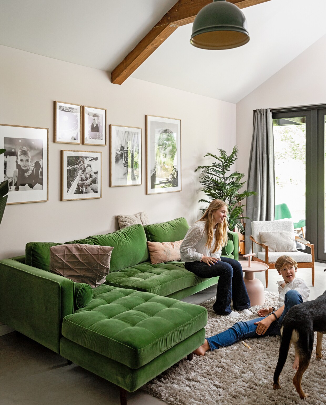 Muurverf Luxurious Silk van Flexa Creations, vloer gevlinderd beton van Bull beton, gordijnen Kwantum, stalen zwarte rails Steigerbuisgroothandel. Posters en lijsten (v.l.n.r.) Desenio, Poster Store, grote poster Brigitte Bardot Gallerix. Bank Scott van Made, nepplant The Goodstore, gitaar Fender telecaster via Gooise Gitaren. Kussens (v.l.n.r.) vintage, Blokker, Sissy-Boy, Loods 5. Bijzettafel Kwantum, stoel Kai Kristiansen via Atelier Uma, kleed Karwei. Overig onbekend.