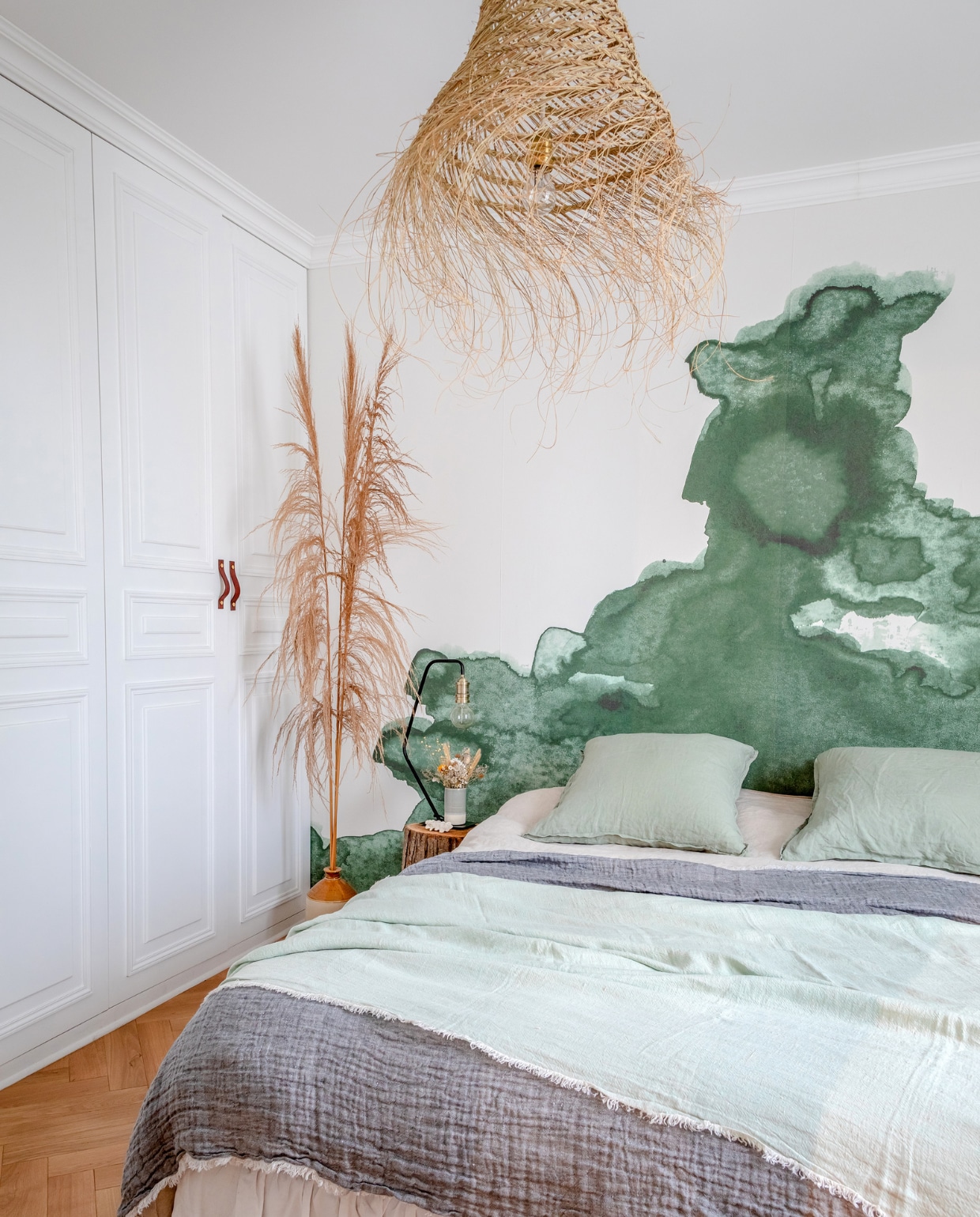 Behang @muralswallpaper. Tafellamp Made. Hanglamp Pompon Bazar. Overig onbekend.