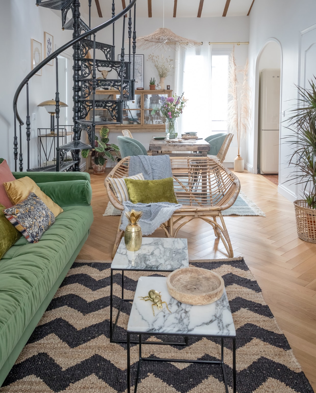 De wenteltrap is op maat gemaakt in Portugal. Bank Made. Salontafels en wandlampen La Redoute. Rotanstoel erfstuk.