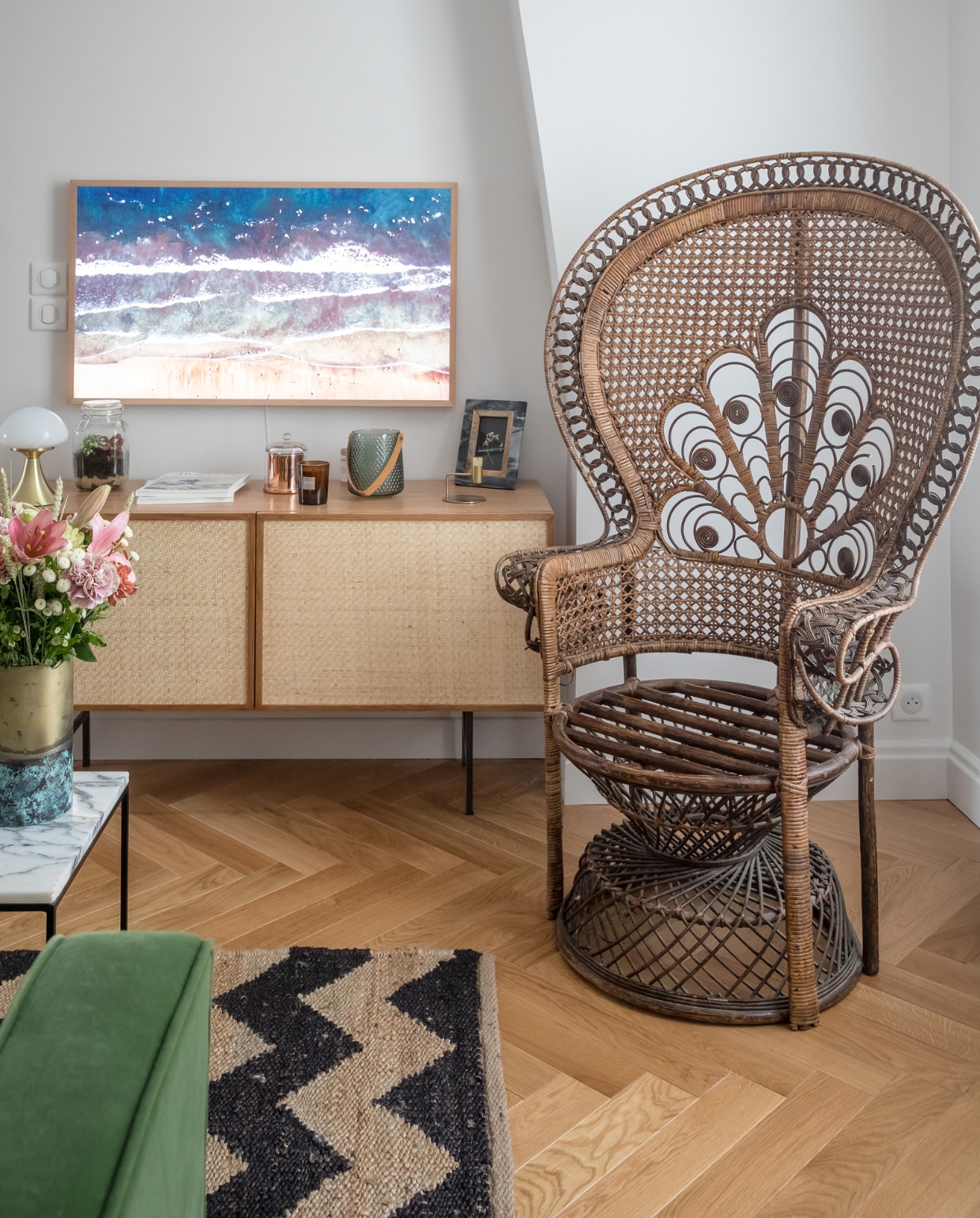 Televisie The Frame Samsung. Kast en salontafels La Redoute. Emmanuelle-stoel Leboncoin. Overig onbekend.