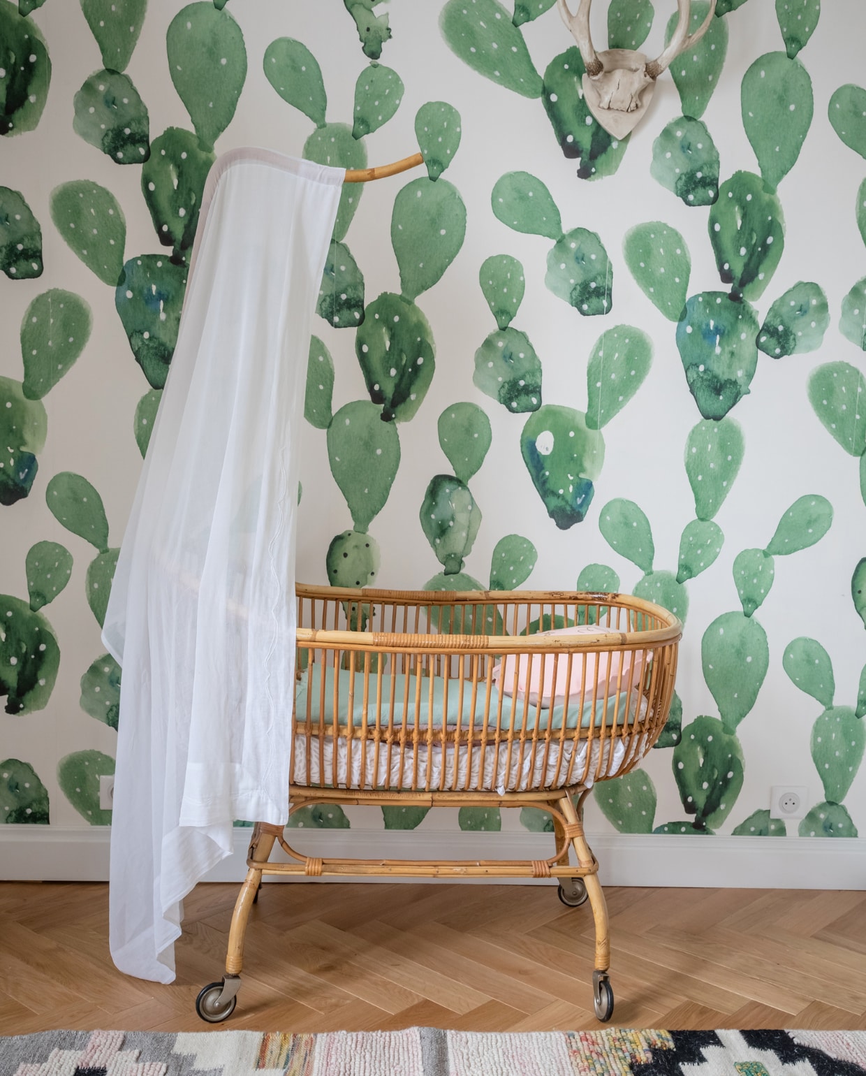 De wieg is een familiestuk. Behang Ane Wall.