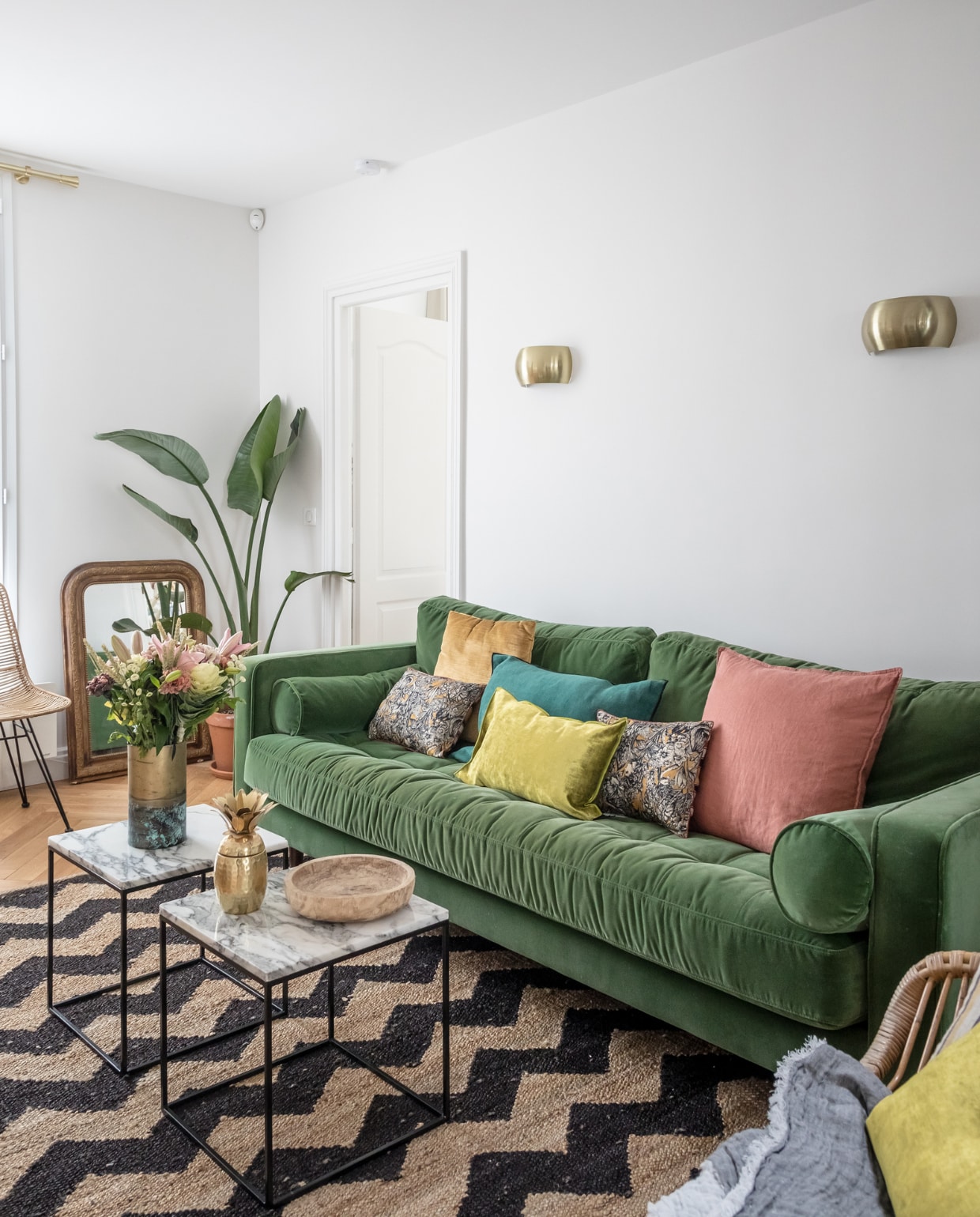 Bank Made. Kussens Le Monde Sauvage en Maison de Vacances. Salontafels en wandlampen La Redoute. Stoel Leboncoin. Overig onbekend.