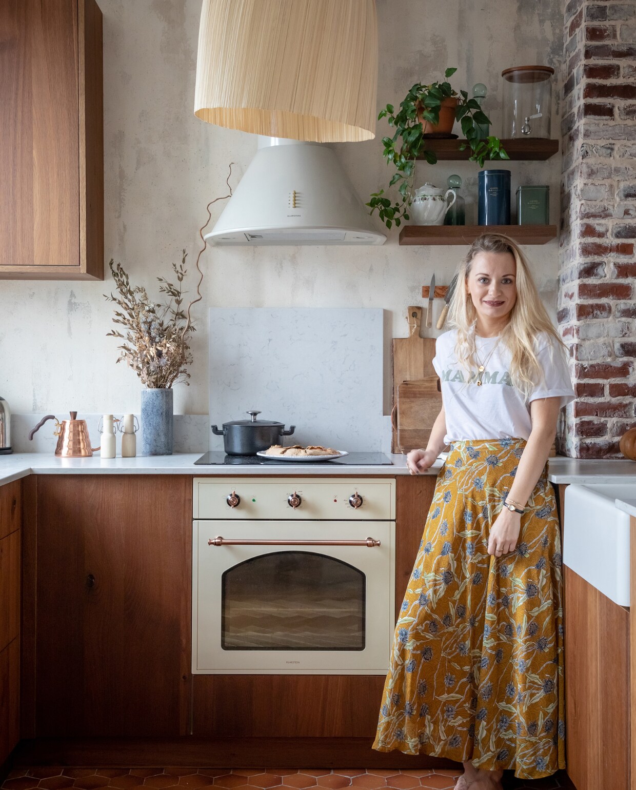 De vloertegels zijn origineel. Wand bewerkt door @JolieMhome. Kastdeuren @encore.design. Oven Klarstein. Overig onbekend.
