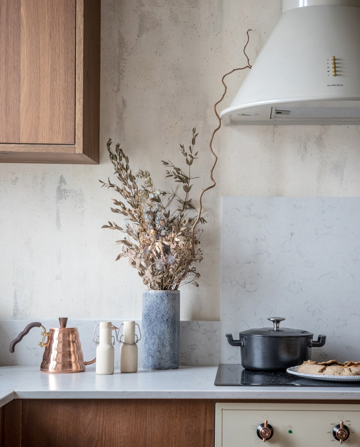 Wand bewerkt door @JolieMhome. Kastdeuren @encore.design. Overig onbekend.