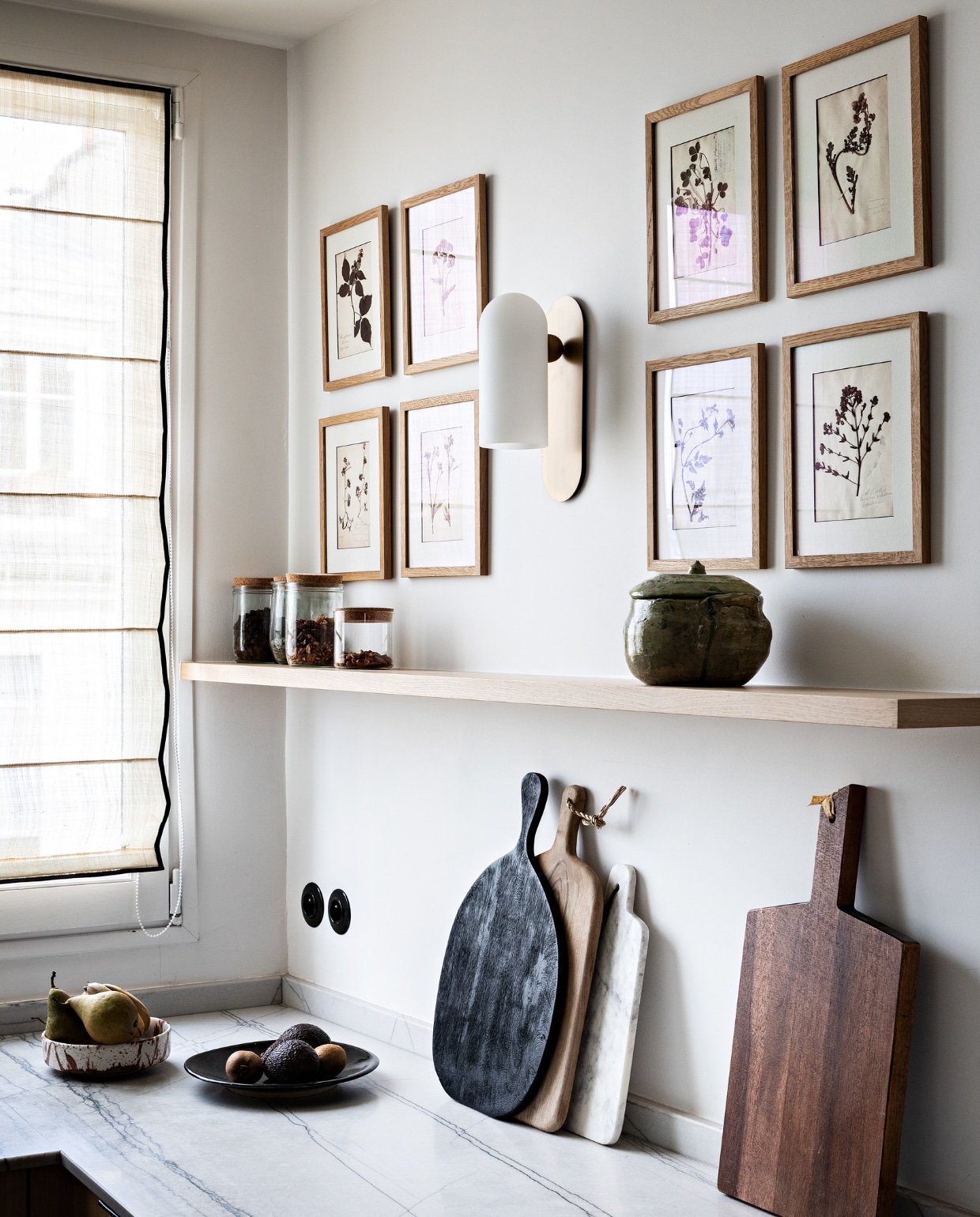 Vouwgordijnen A baca van Cmo Paris. Ingelijste kruiden van veiling. Lamp Odyssey van Schwung. Composiet werkblad Silestone. Soortgelijke snij- en serveerplanken vtwonen. Glazen potten Ikea. Overig onbekend.