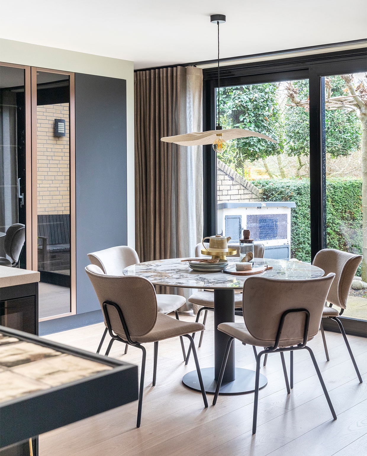 Flexa Creations muurverf op muren en het plafond Green Tea, Flexa Mengverf muurverf op de overige muren Midden Natuursteen (flexa). Behang op schouw Natural wallcoverings 322631, prijs op aanvraag (eijffinger). Gordijnen 221050 van Holland Haag, prijs op aanvraag (woninginrichting-aanhuis). Tafel van Dyyk € 1599,-, stoelen van Bodilson, per stuk vanaf € 279,-, lamp van Market Set € 332,- (eijerkamp). Voorraadpot van Nordal € 24,95, taarthouder van Gusta € 23,99, theepot van Bloomingville € 37,95, borden van Gusta € 9,40, snijplank € 23,50, onderzetters, set van 4 € 24,95 (pand-40). Vaas van Vase The World € 57,99 (vtwonen.be). Overig privébezit.