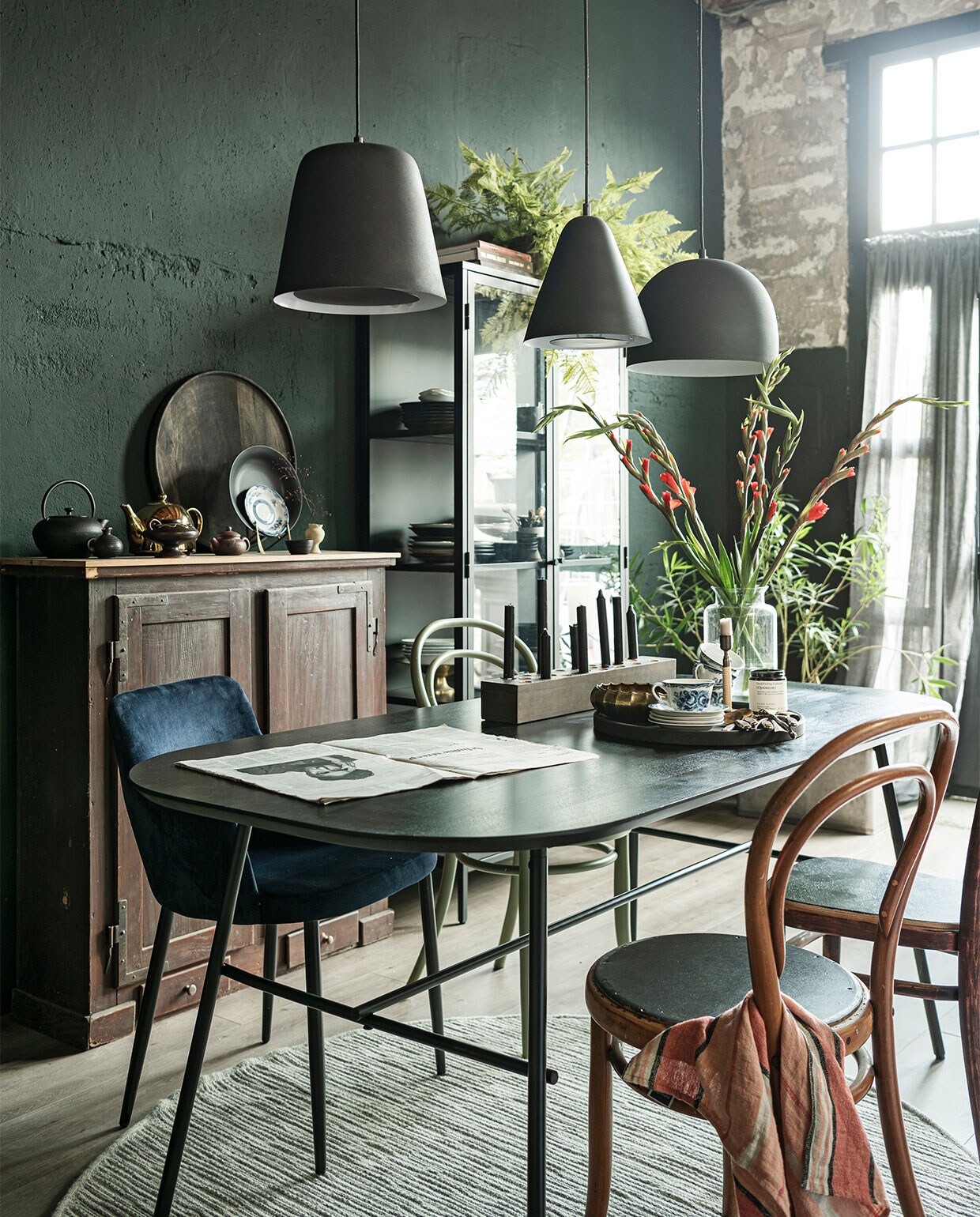 Items uit de vtwonen collectie: Muurverf Bottle, 1 liter € 20,99. Vloer EVC Wheat per m2 € 39,99 . Vitrinekast Precious € 599,-. Wollen vloerkleed Nature Cord in ecru melé vanaf € 535,- . Hanglampen Sphere vanaf € 89,95 Eettafel Elegance € 749,-. Blauwe eettafelstoel Cape € 199,- (pag 50). Glazen vaas vanaf € 19,95 (pag. 64). Kaarsenblok 59,95 . Houten bord € 54,95 Gouden theepot € 39,95 Stoelen en kast (com-anders.nl). Overig privébezit.