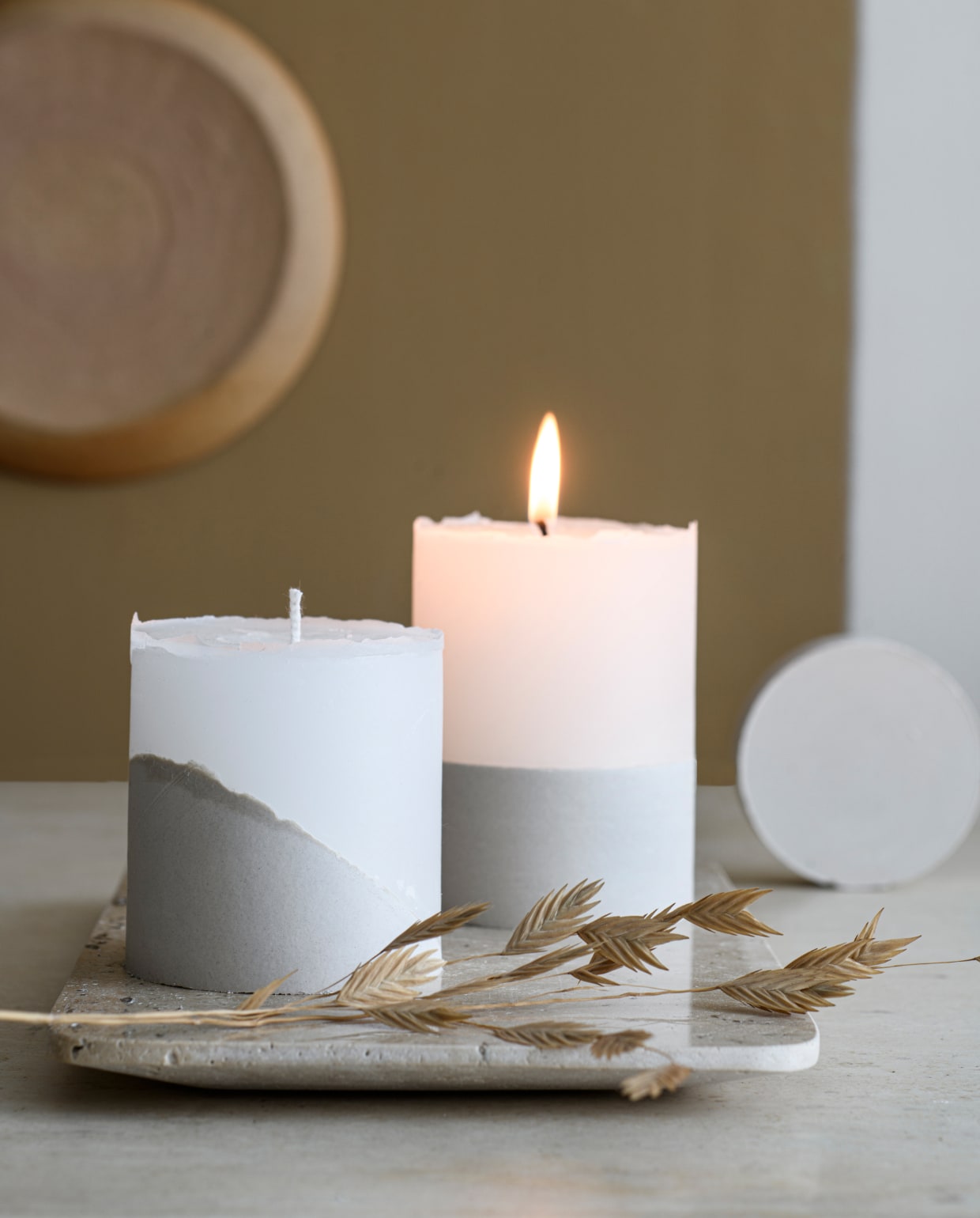 Marmeren dienblad, 16,5×30,5 cm € 39,99 (zarahome.com). Travertin salontafel van Aime Té € 879,- (vtwonen.nl). Bruin aardewerken bord Cota van Ceramics Mim € 48,-, bruine kaars Gothic Arches € 19,95 (atelierhop.com). Muurverf caramel beige (karwei.nl).