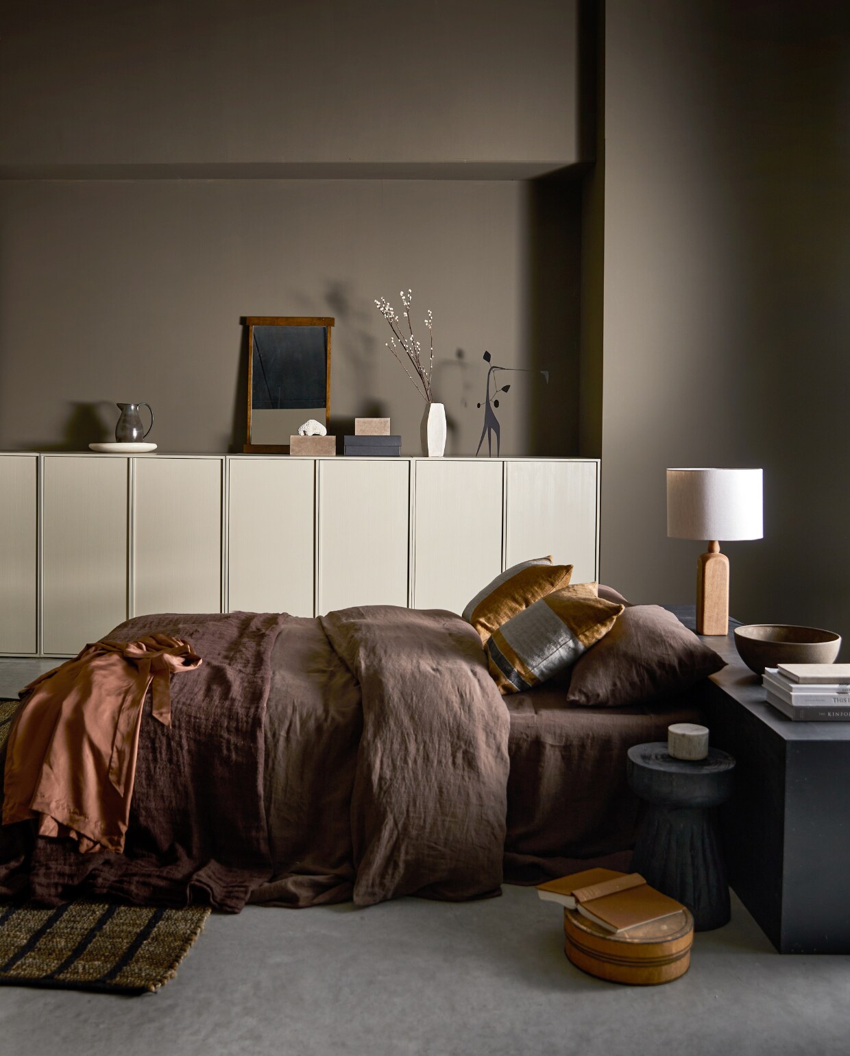 Kast Daily zoals afgebeeld 350x58x110 cm (bxdxh) € 1296,-. Kijk op pag. 114 voor een overzicht van de gebruikte onderdelen.M.m.v. couleurlocale.eu (linnen beddengoed, gestreepte kussens), nordal.dk (linnen sprei, dozen, spiegel, kan, marmeren bakje), urbannatureculture.com (vaas), household­hardware.nl (tadelakt schaal), zarahome.com (schemerlamp, kom), atelieranadee.com (mobile), woood.nl (houten kruk Borre, vloerkleed Basil), prinsheerlijkantiek (houten ronde doos), pure-original.com (muurverf Mud).
