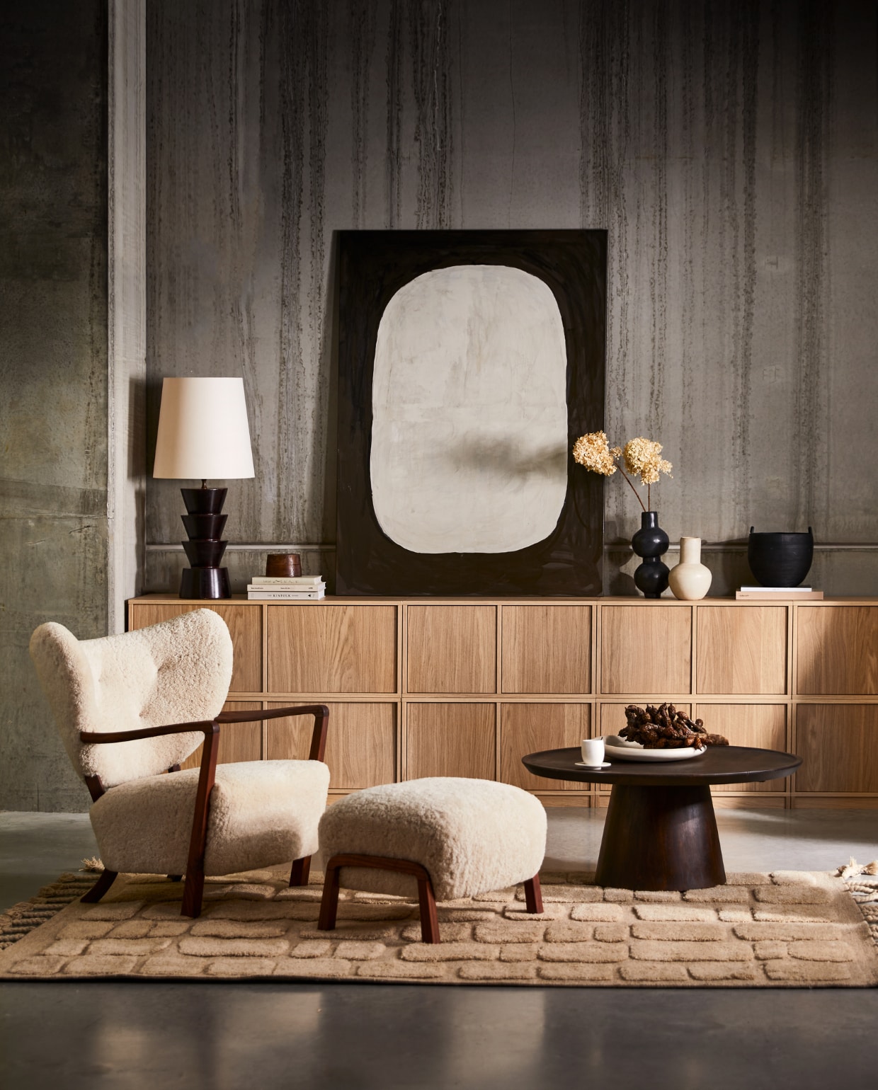 Kast Modulair zoals afgebeeld 304x40x83 cm (bxdxh) € 2112,-. Kijk op pag. 114 voor een overzicht van de gebruikte onderdelen.M.m.v. @ansdekruyf (zwart-wit schilderij), andtradition.com (fauteuil en poef Wulff), basiclabel.nl (vloerkleed Bricks), vtwonen.be (salontafel Coffee a gogo van vtwonen, verkrijgbaar vanaf februari 2023), householdhardware.nl (vazen, kop-en-schotel, tadelakt schaal op tafel), prinsheerlijkantiek (vintage lamp, houten hoedenmal), urbannatureculture.com (zwarte hoge schaal).