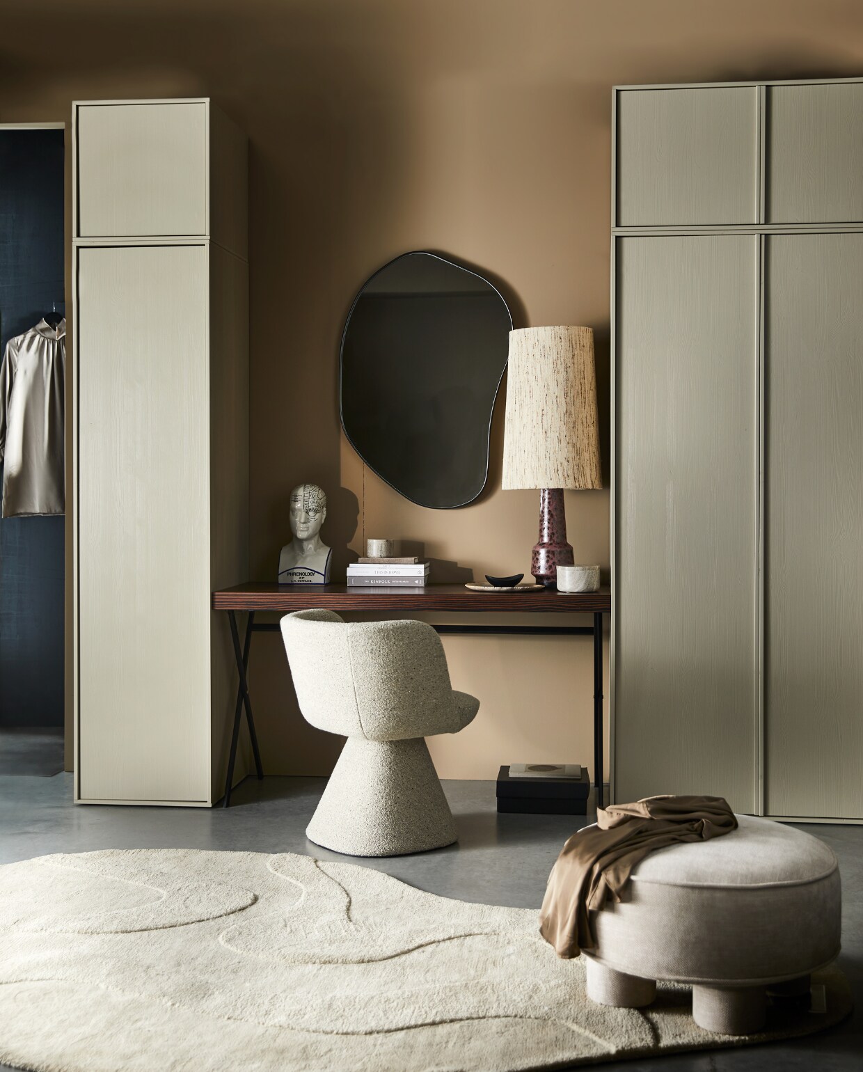 Kast Daily zoals afgebeeld 390x58x250 cm (bxdxh) € 1496,- (de afmeting is inclusief bureau van 140 cm breed, de prijs is exclusief bureau). Kijk op pag. 114 voor een overzicht van de gebruikte onderdelen. M.m.v. domedeco.be (bureau), edha-interieur.nl (fauteuil), hkliving (lamp), woood.nl (vloerkleed Alya, spiegel Romee en poef Bodi), nordal.dk (marmeren bakjes en zwart schaaltje), prinsheerlijkantiek.nl (porseleinen hoofd), pure-original.com (muurverf Cubist Grey). Overig privébezit.