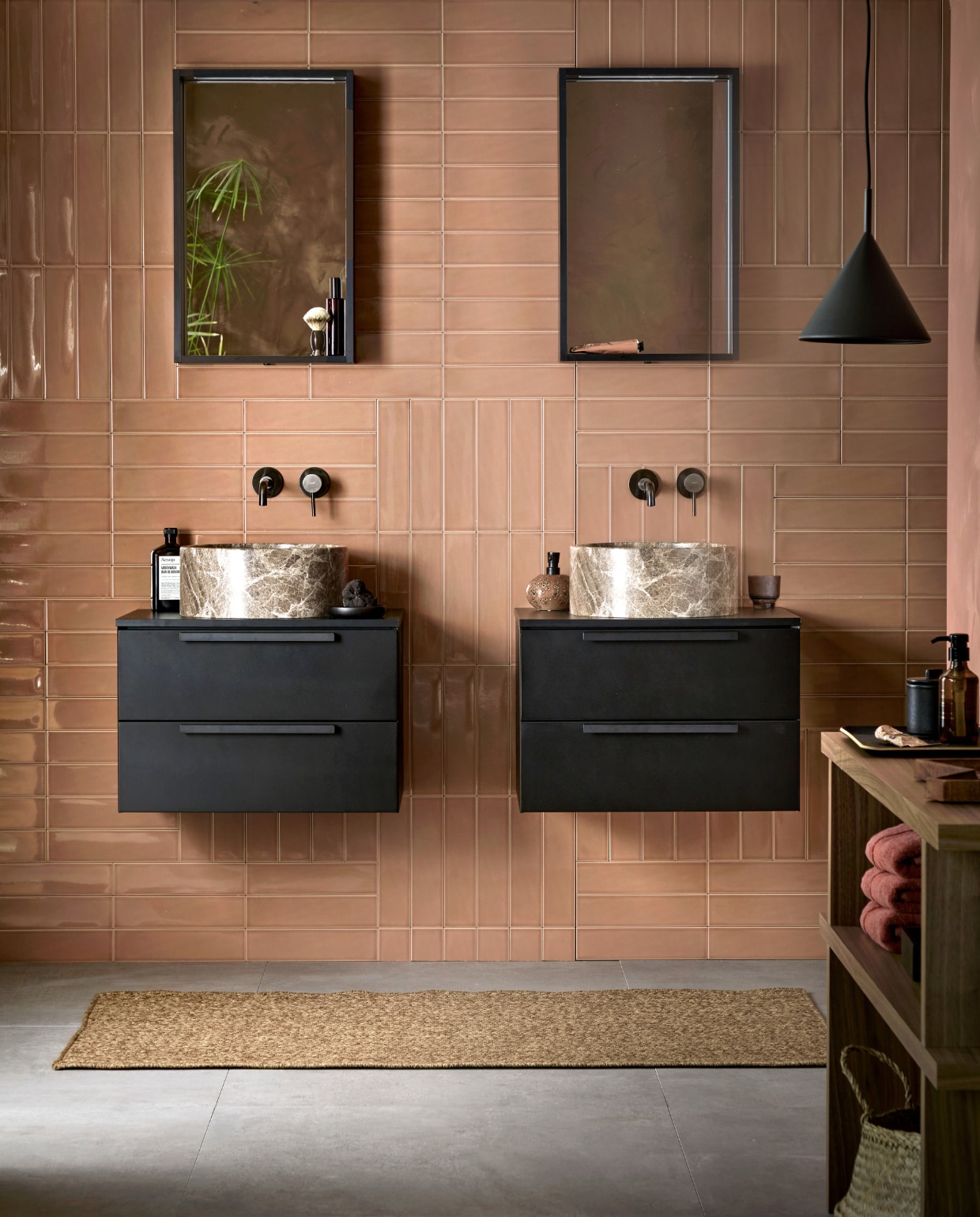 Wandtegels Shapes Toffee glans, 7,5x30 cm per m² € 58,99, vloertegels Raw Grey, 80x80 cm per m² € 79,95M.m.v. vtwonen.nl (hanglamp van HKliving, zeepdispenser Ugo van Aquanova), ikea.nl (badmat, rieten mand), basiclabel.nl (notenfineer couchtable van vtwonen), zarahome.com (terracottakleurige tube, zwart houten zeepschaal, handdoeken, zwart dienblad, aardewerken pot, zeep), bijenkorf.nl (Aesop mondwater, scheerkwast). Uit de vtwonen badkamercollectie: spiegelkasten Gorgeous in matzwart, onderkasten met handgreep Tidy in matzwart, afdekbladen Tidy, waskommen Circle in bruin marmer,  2-gatsinbouwwastafelkraan Roma in zwart van Plieger. Overig privébezit. vtwonen 02 2023 | productie Tanja Saarberg | styling Sanne Ketelaar | fotografie Peggy Janssen