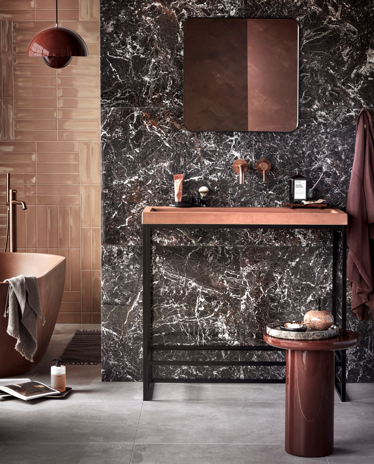 Vloertegels Raw Grey, 80x80 cm per m² € 79,95, wandtegels Classic Deep Burgundy glans, 74x74 cm per m² € 96,-, wandtegels achter bad Shapes Toffee glans, 7,5x30 cm per m² € 58,99.M.m.v. detremmerie.be (bad, stalen wastafelmeubel, wasbak), polspotten.com (bijzettafel Mob), vtwonen.nl (badmat van Ferm Living, marmeren schaal en zeepdispenser Ugo van Aquanova), flinders.nl (hanglamp van &tradition), ikea.nl (spiegel, gewafelde handdoek), bijenkorf.nl (kimono, Aesop mondwater, scheerkwast, handcrème), zarahome.com (zwart houten dienblad, terracotta tube, houten zeepplank, zwart houten zeepbakje). Uit de vtwonen badkamercollectie: vrijstaande badkraan Roma van Plieger. Overig privébezit. vtwonen 02 2023 | productie Tanja Saarberg | styling Sanne Ketelaar | fotografie Peggy Janssen