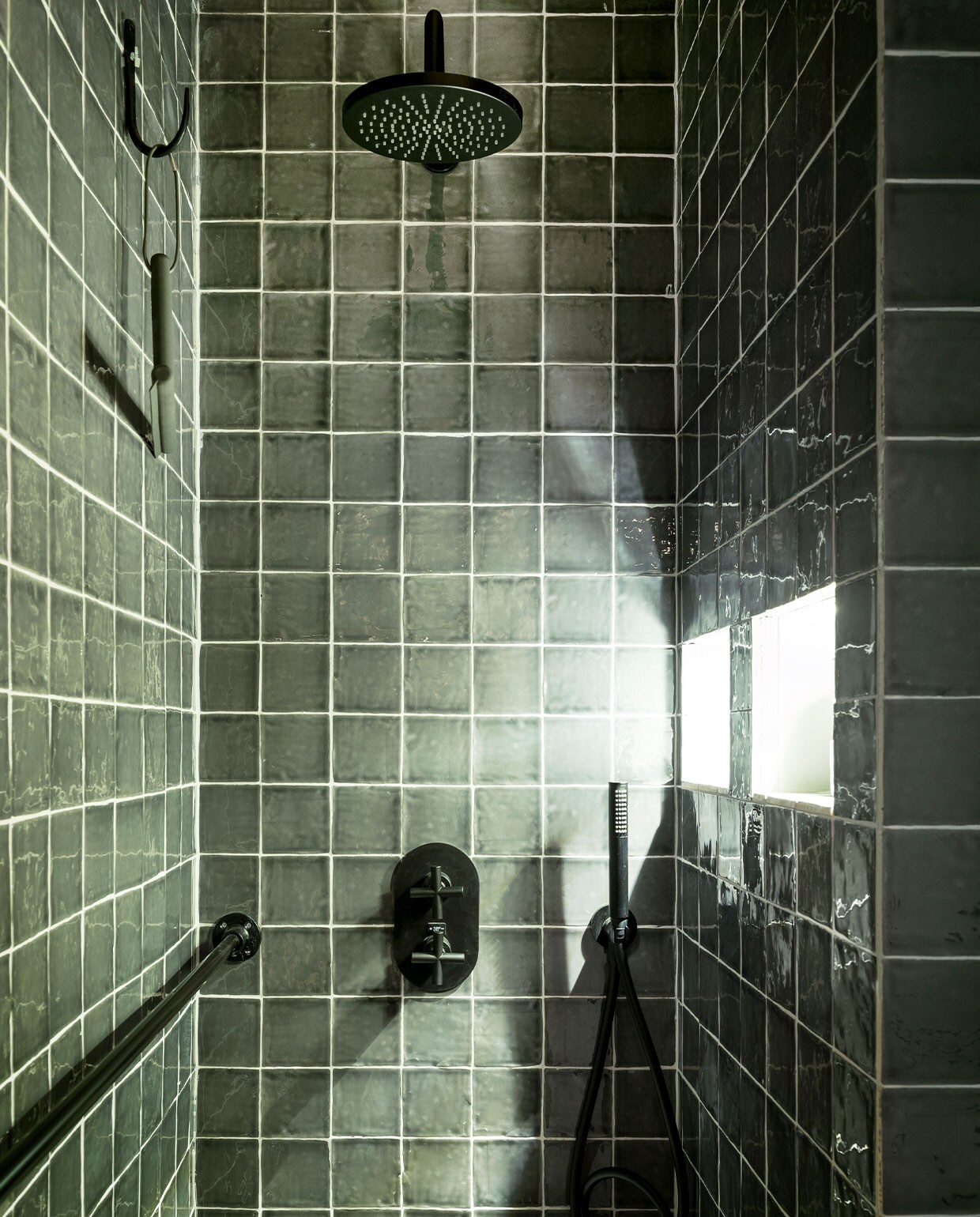 Groene tegels douche JA | vtwonen 13-2017 woonbeurs special | fotografie Sjoerd Eickmans