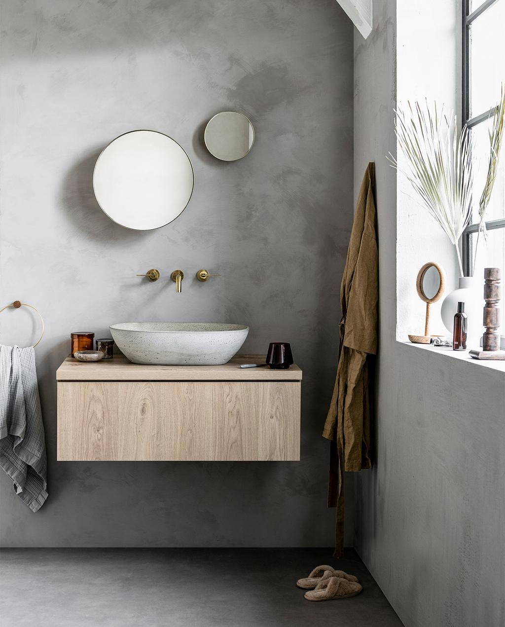 Wasbak Tank van beton in Concrete Black, zonder kraangaten, 12,5x90x46 cm (hxbxd) € 969,- (zie volgende pagina voor overige uitvoeringen) Onderbouwkast Cube van eikenhoutfineer in Oak Black, hangend met 1 lade, 30x60x43,5 cm (hxbxd) € 455,-, ook verkrijgbaar in Oak Black en in 30x90x43,5 cm (hxbxd) € 469,- en 30x120x43,5 cm (hxbxd) € 519,-, staand met 2 lades vanaf € 699,-. 2-greeps wastafelkaan Flame in Charcoal, hoge uitvoering met industriële greep, 23 cm, per stuk € 520,-, ook verkrijgbaar in Chrome € 380,- en in Black Steel, Bronze en Brushed alle drie € 596,-. m.m.v. pure-original.nl (muurverf coffee cream), vtwonen.nl (tandenborstelbeker van zone denmark, staande spiegel van yamazaki, wandspiegel van aytm, handdoek van vtwonen), loods5.nl/design (driepoot schaal), dille-kamille.nl (puimsteen, lippenbalsem), klevering.nl (scheerkwast). Overig privébezit. vtwonen 07-2020 | styling Danielle Verheul | fotografie Sjoerd Eickmans