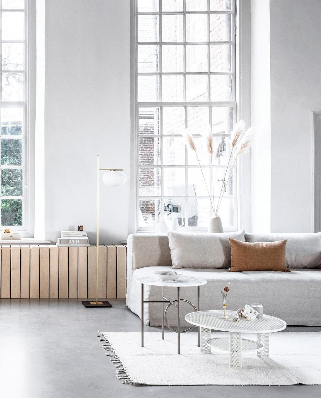 Ronde tafel Tulip met marmeren blad, ontwerp van Eero Saarinen, Ø 120 cm € 1699,- (eigenwijsdesign.nl). Houten hanglamp Octo van Secto Design € 875, eikenhouten stoel Wishbone CH24, ontwerp van Carl Hansen, € 805,- (misterdesign.nl). Stoel Tulip Chair, ontwerp van Eero Saarinen, houten stoel met gevlochten zitting, ontwerp van Hans J. Wegner, € 904,-, tafel Ring, ontwerp van Nendo Design € 2850,-, tafel Net, ontwerp van Benjamin Hubert € 1234,- (mobilia.nl). Mokken € 14,50, kom € 8,-, pastabord € 34,- (suhka.nl). Spijlenstoel j77 in Dusty Grey van Hay € 169,-, decoratieve houten vogel van Vitra € 109,-, marmeren vaas Fajen van Zuiver € 99,- (vtwonen.be). Handgeblazen glazen tafellamp Oda, ontwerp van Sebastian Herkner, vanaf € 690,- (goeds.nl). Vloerlamp Alba € 1042,- (frozenfountain.nl). Vazen van keramiek van vtwonen vanaf € 29,95, vloerkleed naturel knotted Fringes van vtwonen, 130x200 cm € 249,- (hetkabinet.nl). Bank L’Authentique Michelle in stof Viking linnen, vanaf € 2795,- (hamsmade.nl). Linnen kussen in kleur Cinnamon € 59,- (bymolle.com). Overig privébezit. vtwonen 06-2019 | styling Kim van Rossenberg | fotografie Sjoerd Eickmans