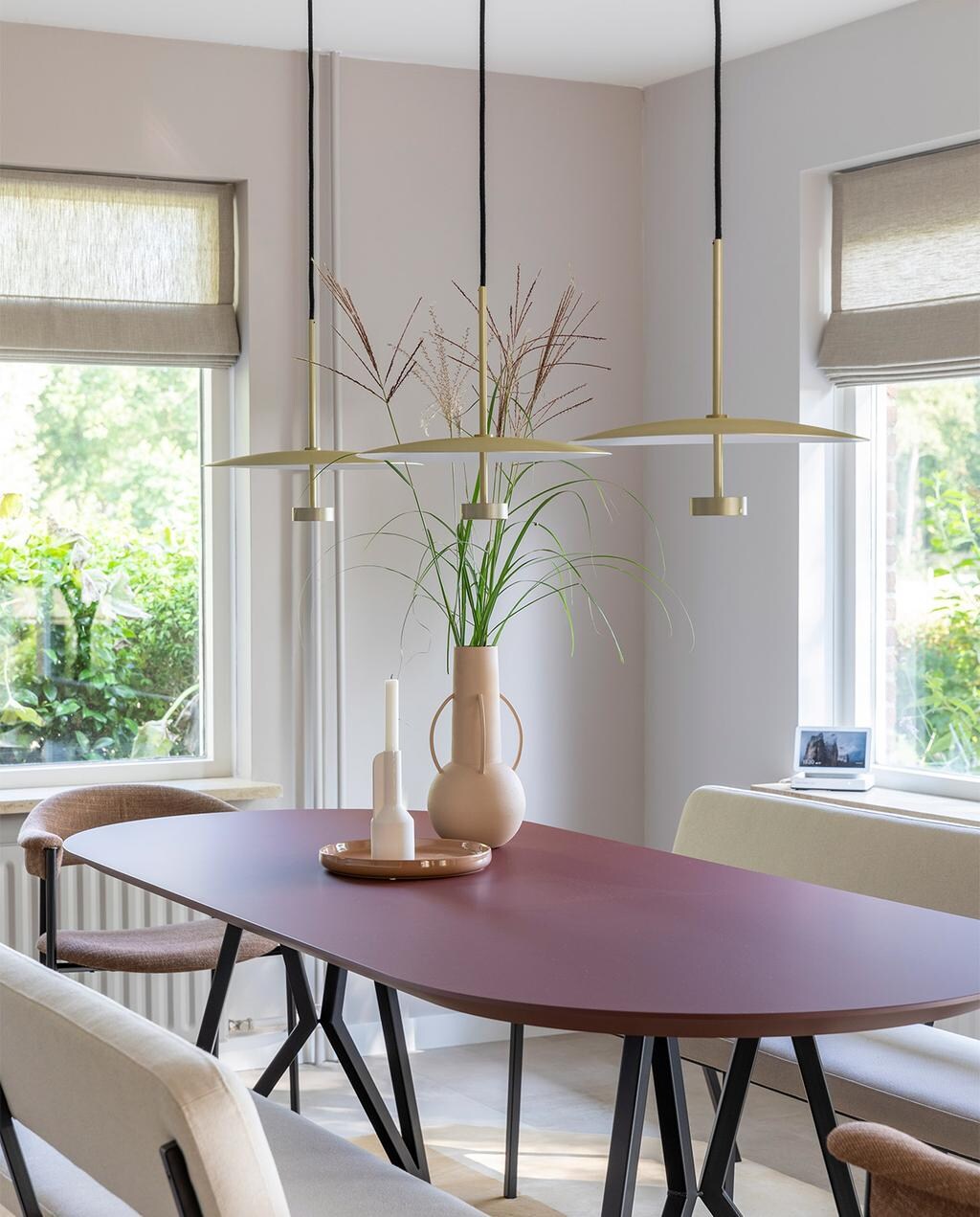 Flexa Creations muurverf Urban Taupe, op de muur bij dubbel raam Steady Pebble (flexa.nl). Eetkamerbank Coode van Studio Henk vanaf € 800,-, eettafel Butterfly van Studio Henk € 2375,-, eetkamerstoel River van Bodilson, per stuk € 329,-, elementenbank Faith van Eijerkamp Collectie € 2999,-, kussens vanaf € 42,95, bijzettafel Place van Ferm Living (eijerkamp.nl). Vloerkleed Harmony € 670,- (zuiver.com). Hanglampen Disc Cashmere bij keuken, per stuk € 154,- (fermliving.com). Hanglamp Reflection boven tafel € 380,- (bolia.com). Vloerlamp Jupiter van vtwonen € 205,-, lamp Monkey Outdoor Resin aan touw van Seletti € 340,- (vtwonen.be). Op eettafel stoneware dienblad van Bloomingville € 25,90, witte kandelaar Falda van Bolia € 22,-, vazen Roman Brown van Pols Potten, set van 3 € 199,50 (vtwonen.nl). Zwartstalen stompe deur Blaak, prijs op aanvraag (gewoongers.nl). Fotolijsten Frame, per stuk € 54,95 (moebe.dk). Overig privébezit. vtwonen weer verliefd op je huis | styling Frans Uyterlinde | fotografie Margriet Hoekstra